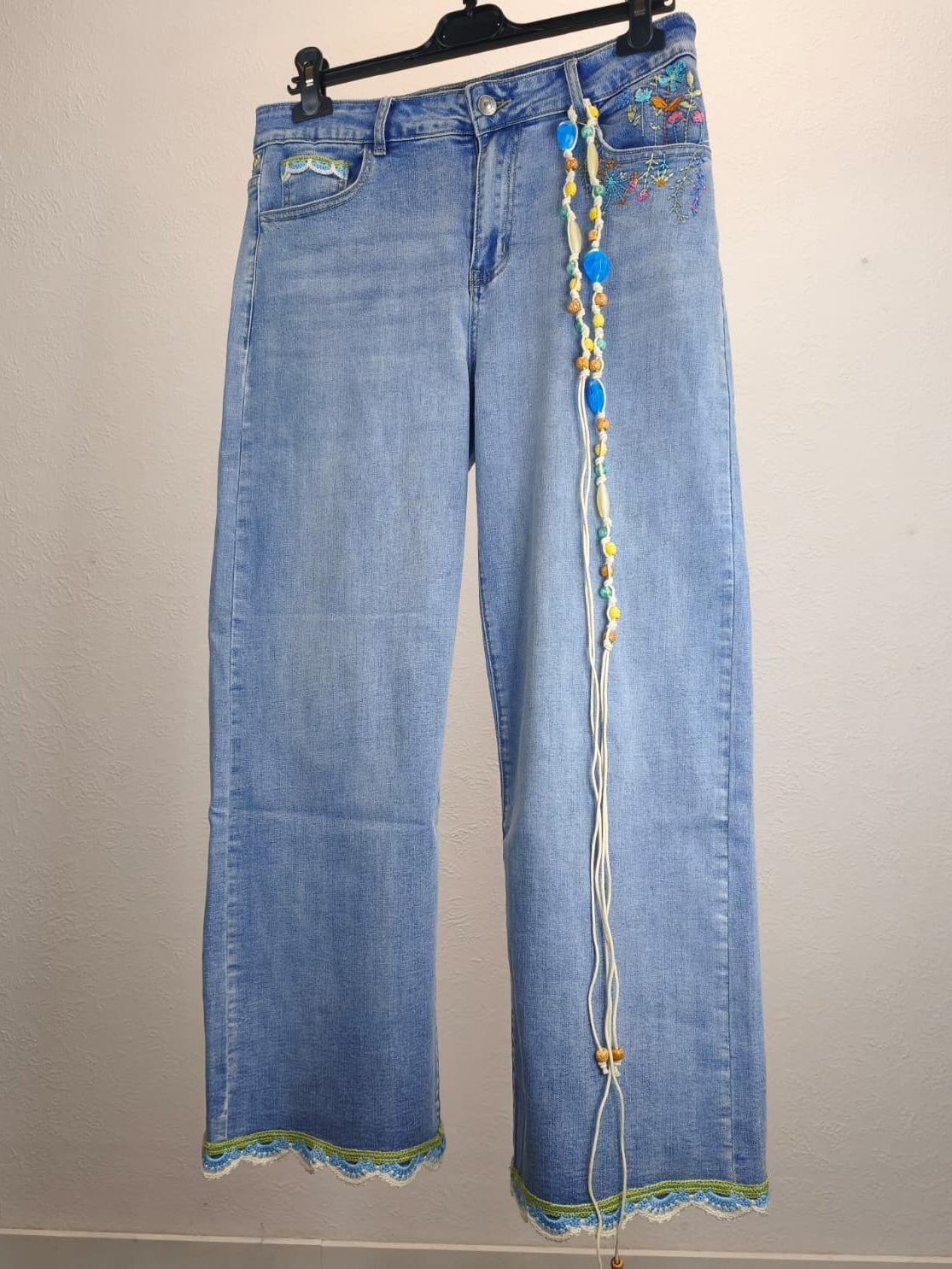 Wide-Leg-Jeans mit farbigen Stickereien