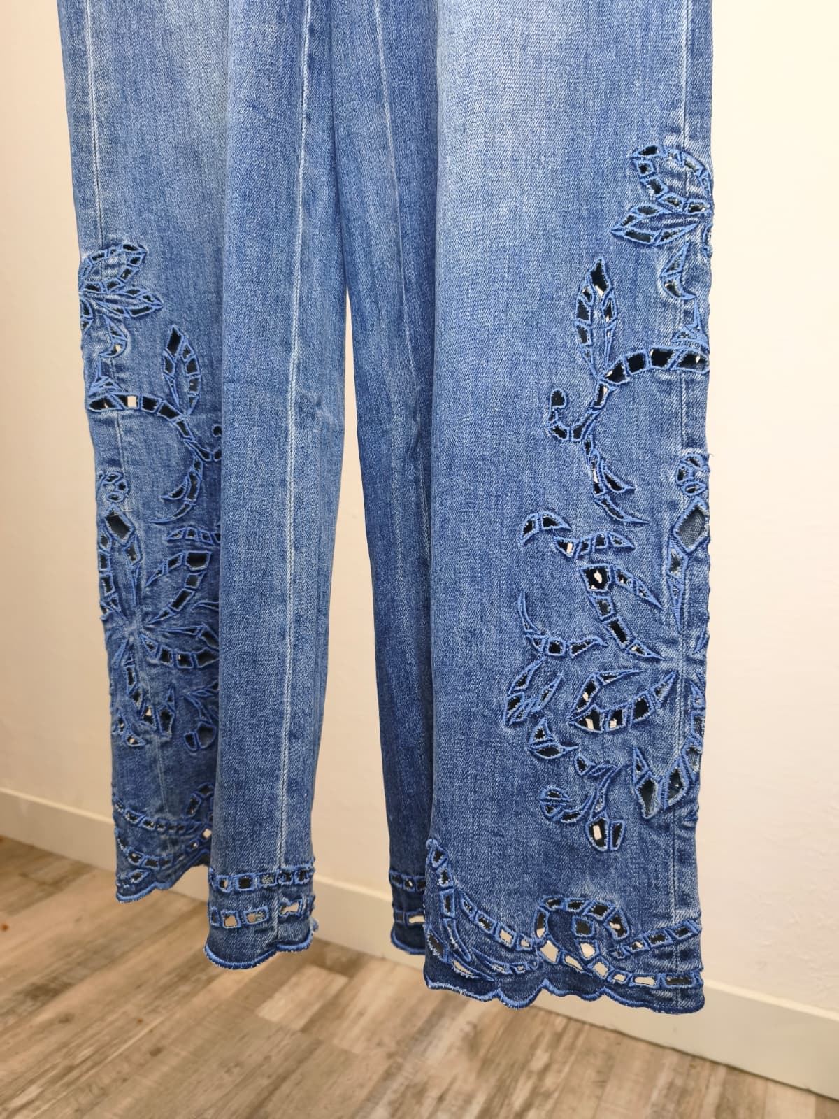 Wide-Leg-Jeans mit floralen CUT-OUTS