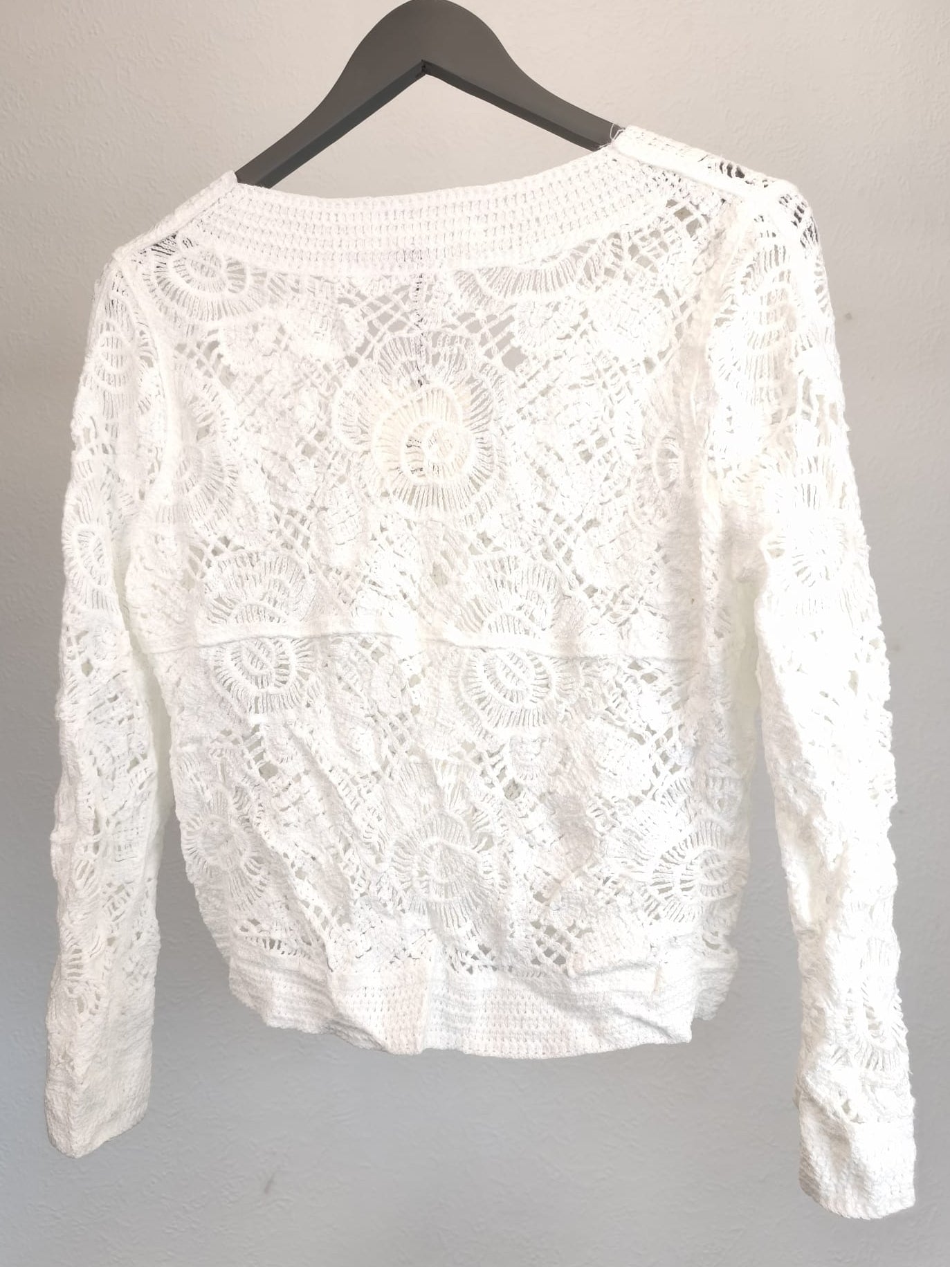 Strickjacke mit Knöpfen in Häkel-Optik, weiß