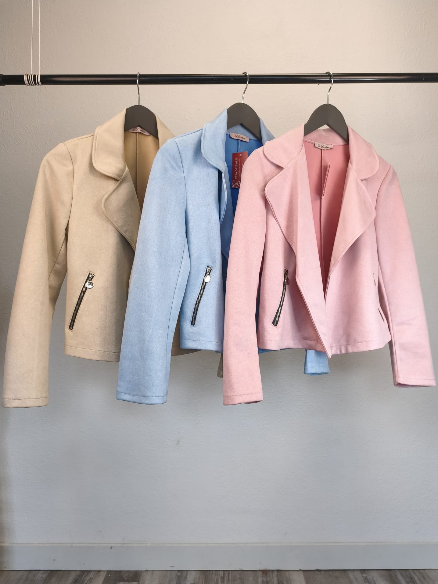 Kurze Jacke in Velour-Lederoptik mit Reißverschluß-Taschen