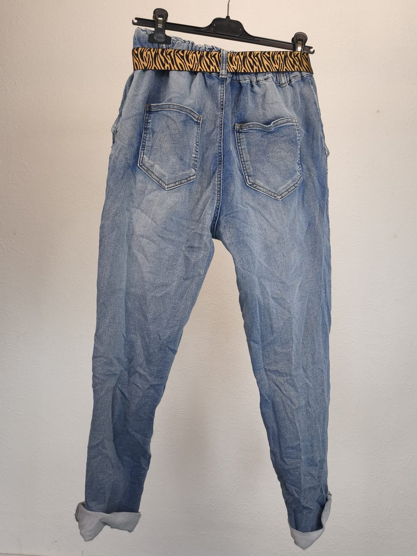 Jeans mit Gummibund und Gürtel, Knitteroptik, sehr stretchig