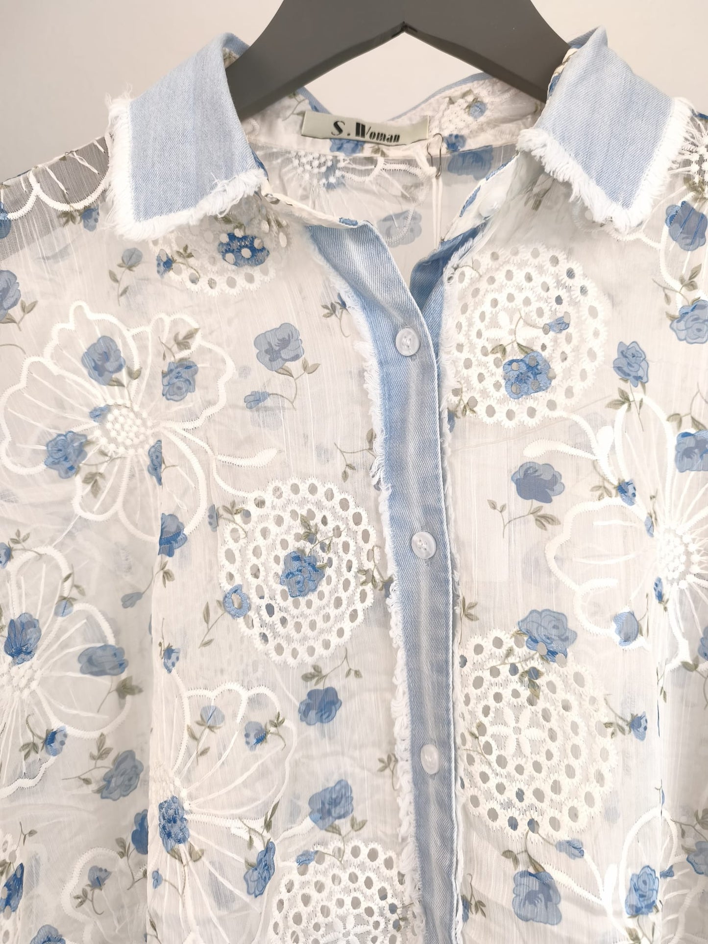 Bluse kurzärmlig weiß durchsichtig, mit floralen Stickereien, oversized
