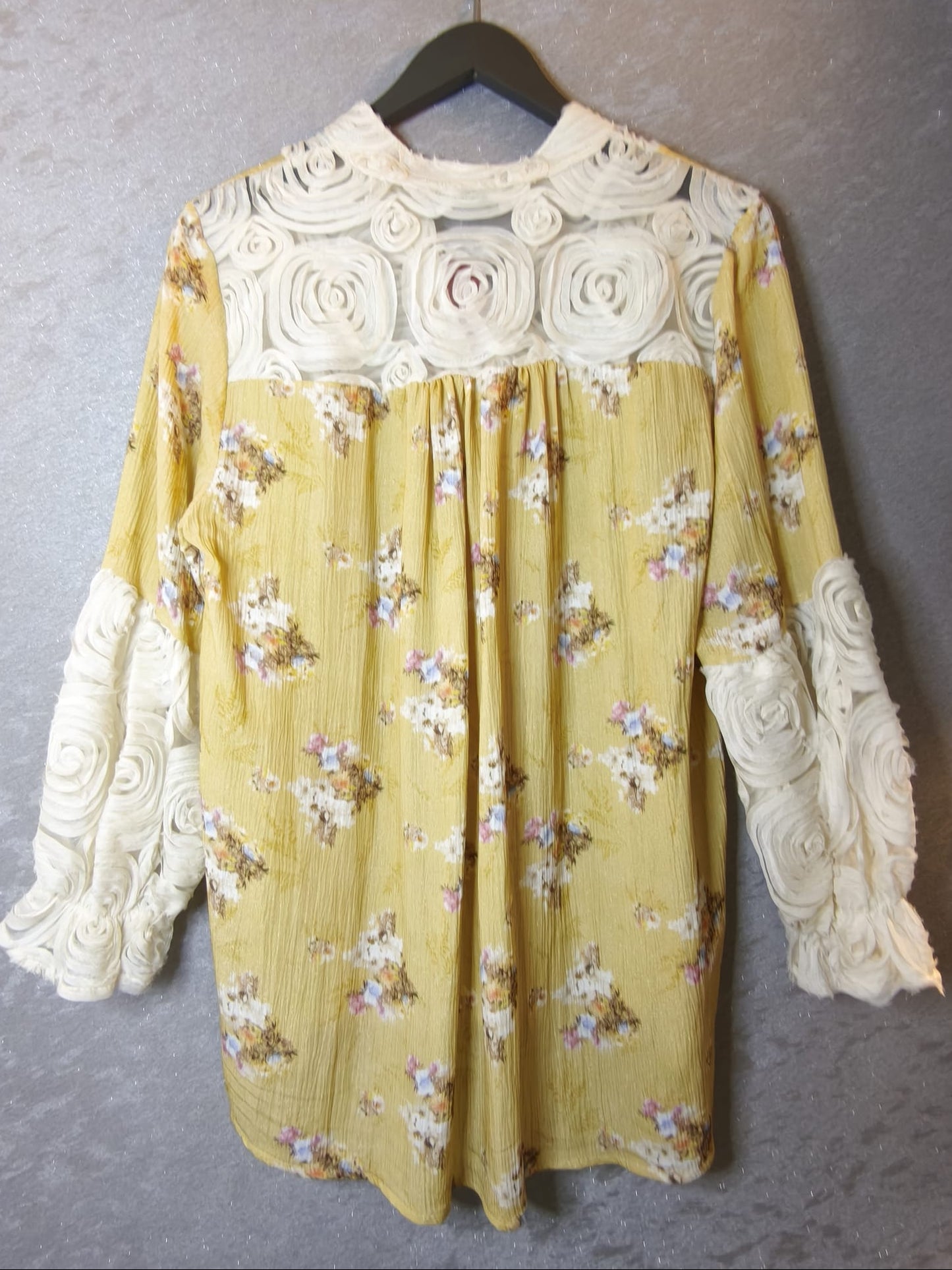 Edle Bluse mit Spitzenkragen und -ärmel im floralen Design