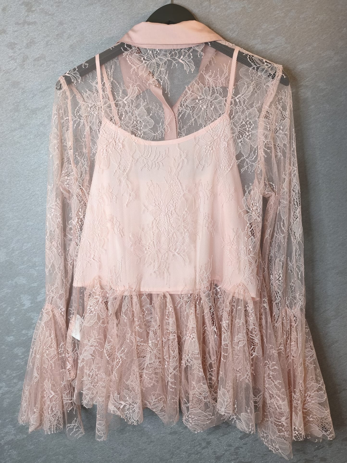 Exklusive Spitzen-Bluse mit langen Ärmeln und Kragen, 2-teilig mit Top