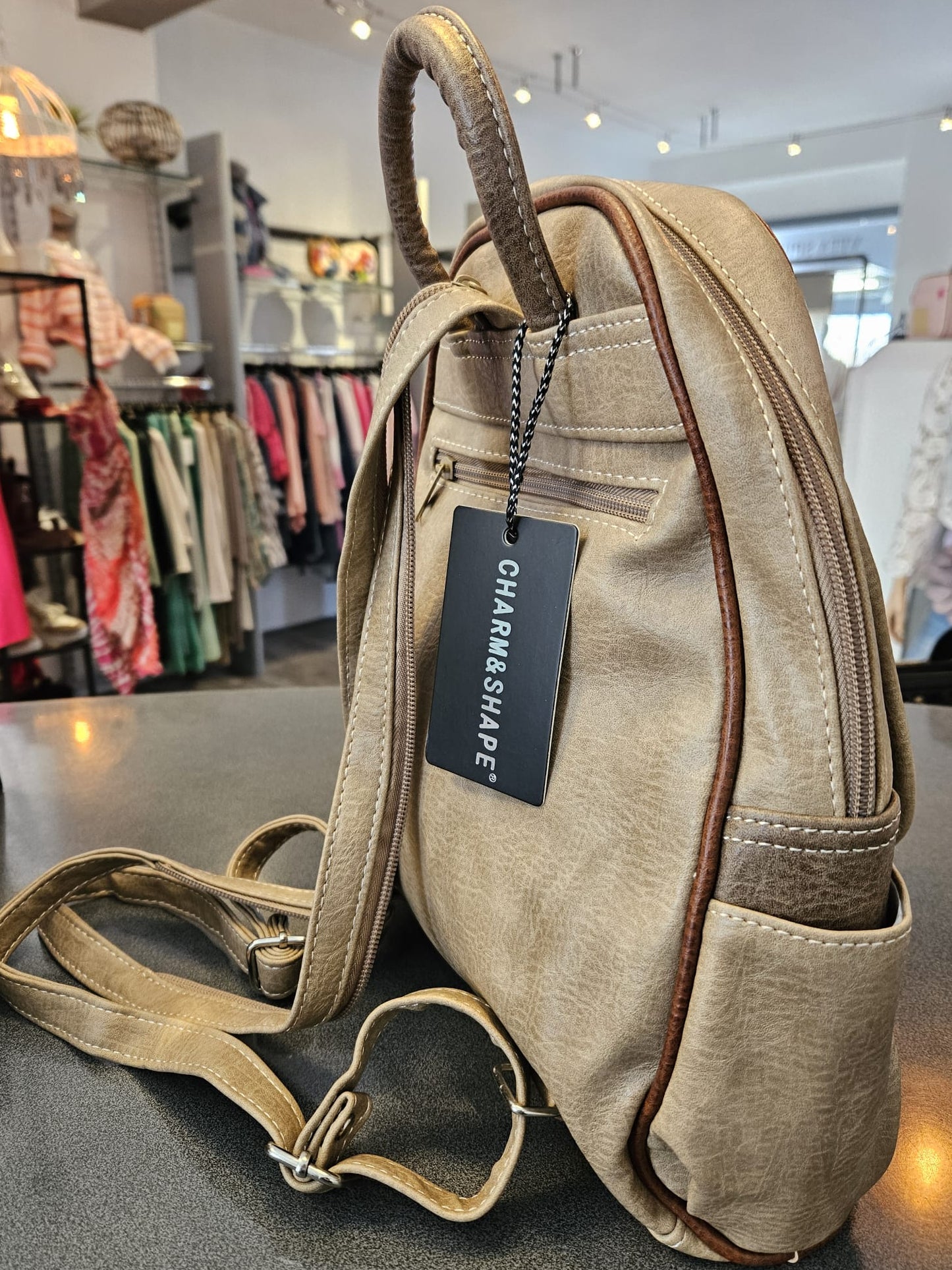 Stylischer Rucksack mit 7 Reißverschluss-Fächern, verschiedene Farben