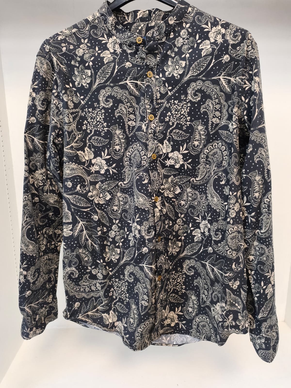 Herren-Hemd mit floralem Muster, schwarz-weiß