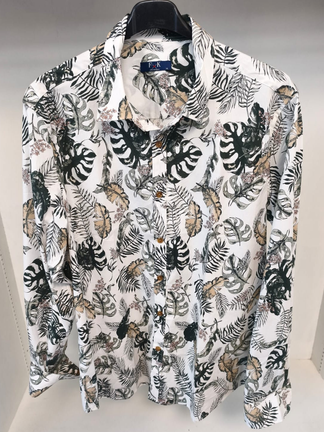 Herren-Hemd langärmlig, weiß mit floralem Design