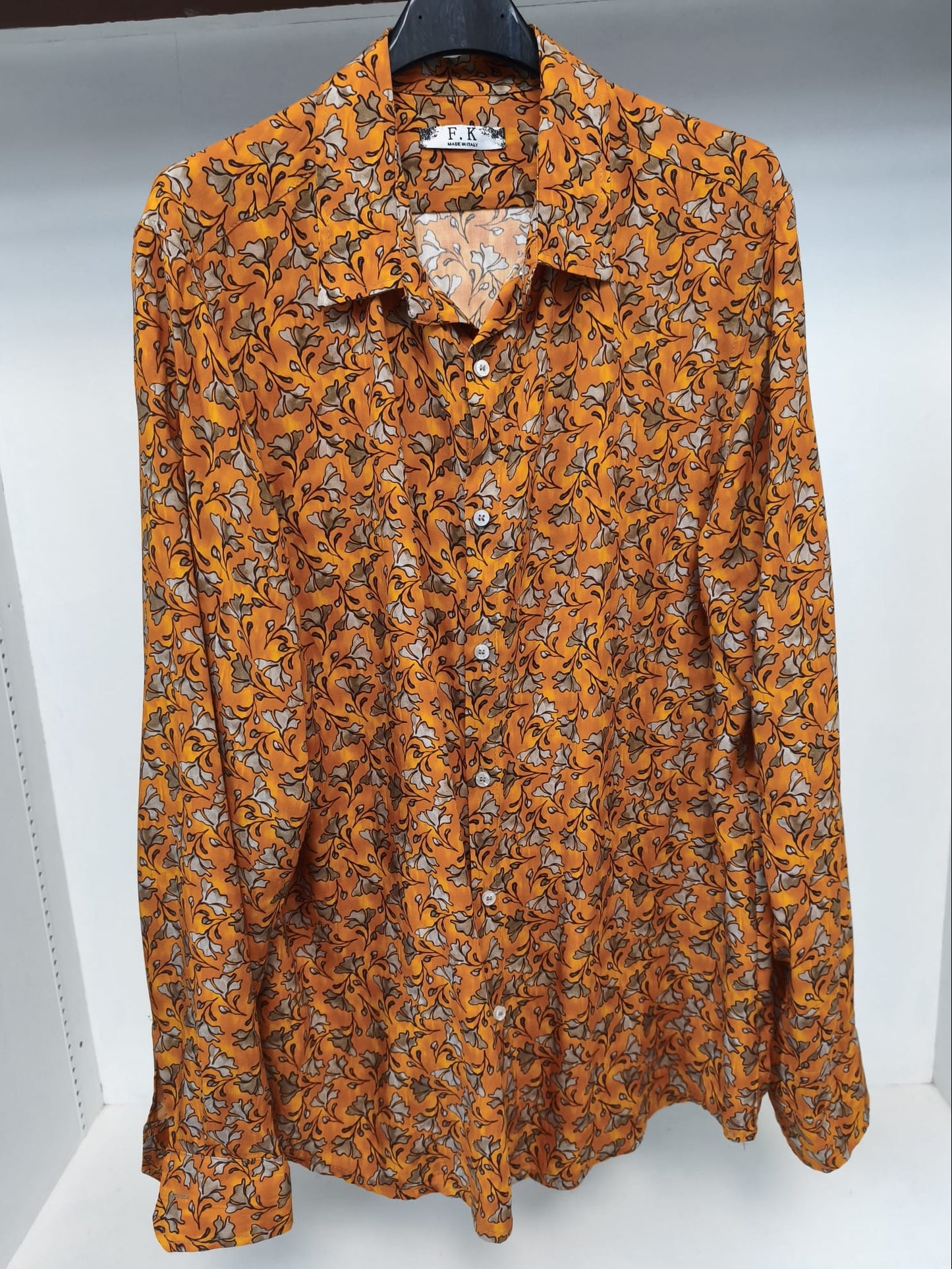Langarm-Herrenhemd mit Kragen, orange/hellbraun mit floralem Muster