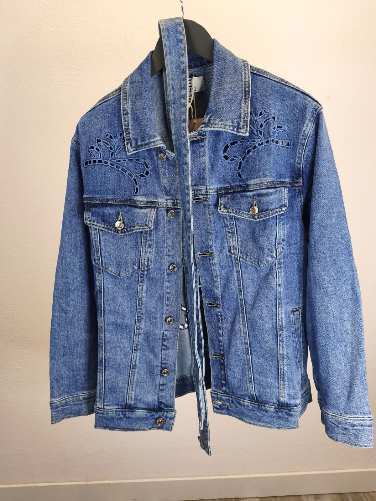 Jeans-Jacke mit floralen CUT-OUTS