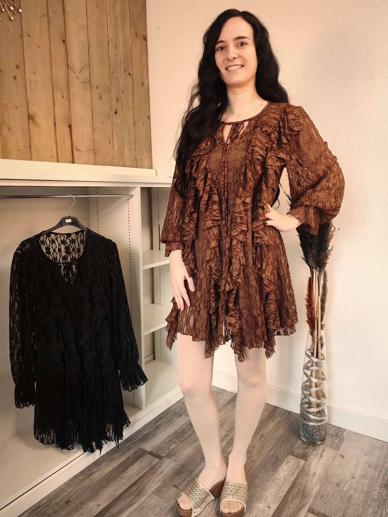 Spitzenkleid mit Schleifchen und Rüschen