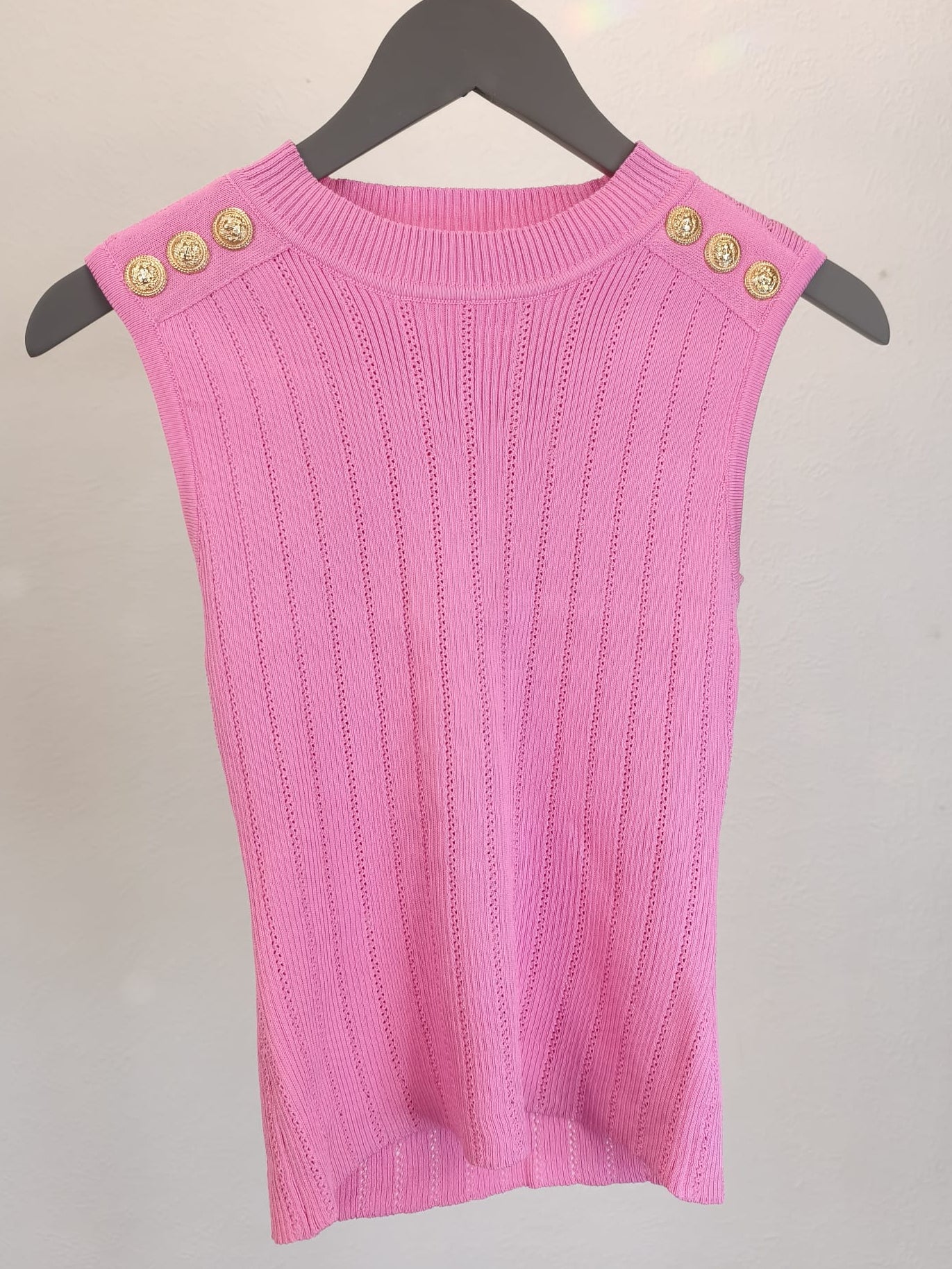 Top pink mit goldenen Knöpfen
