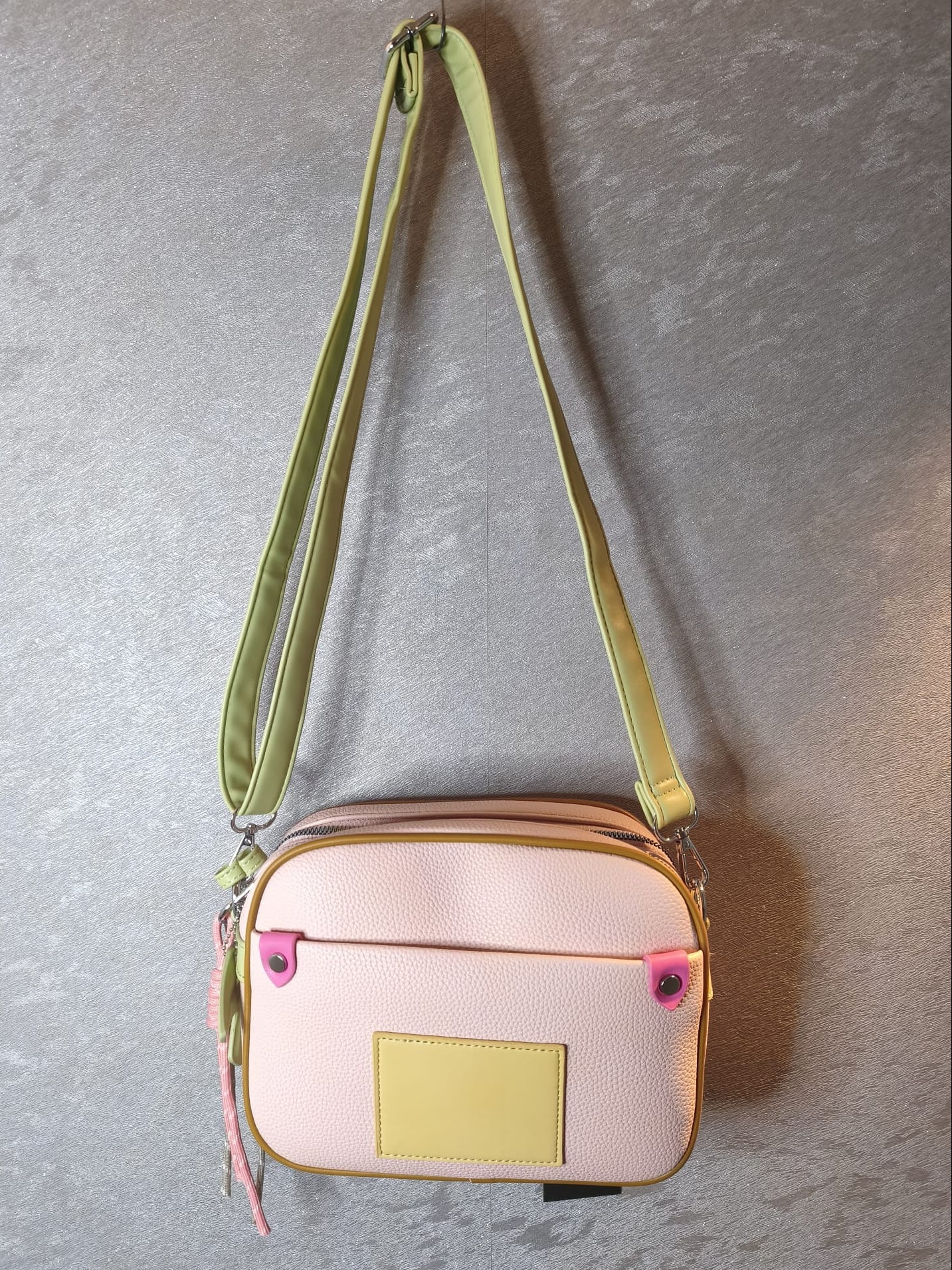 Handtasche mit bunten Details in verschiedenen Pastell-Farben