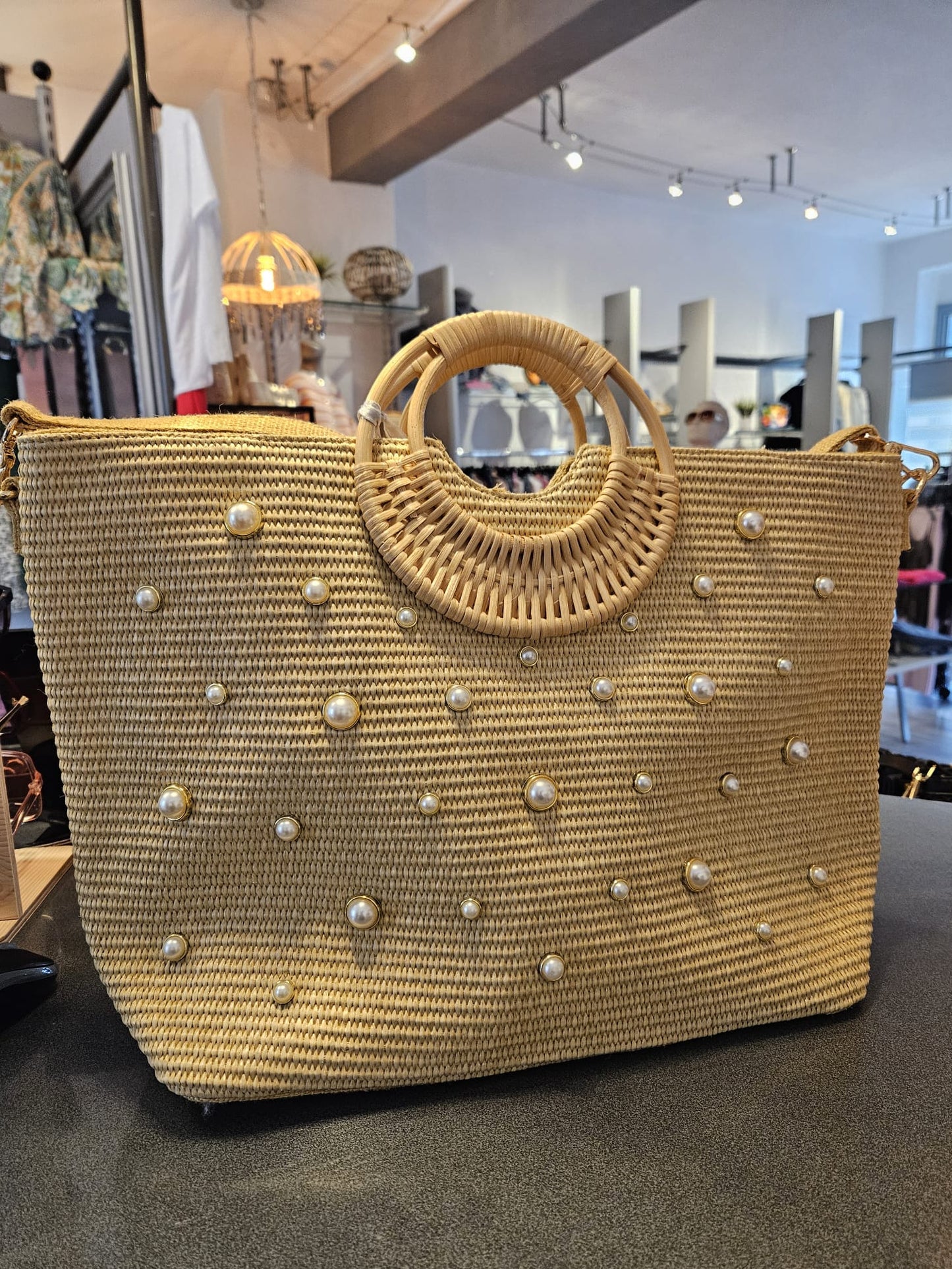 Umhängetasche mit Perlenverzierung im Bast-Look