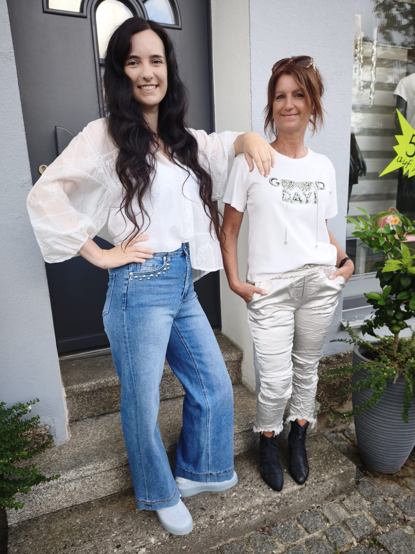 Spitzenbluse weiß + Jeans mit Nieten