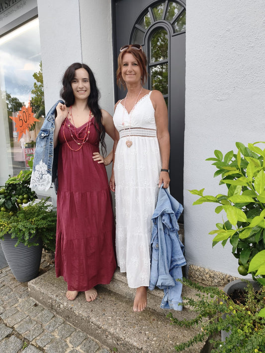 Sommerkleid weiß + Jeansjacke mit Kapuze
