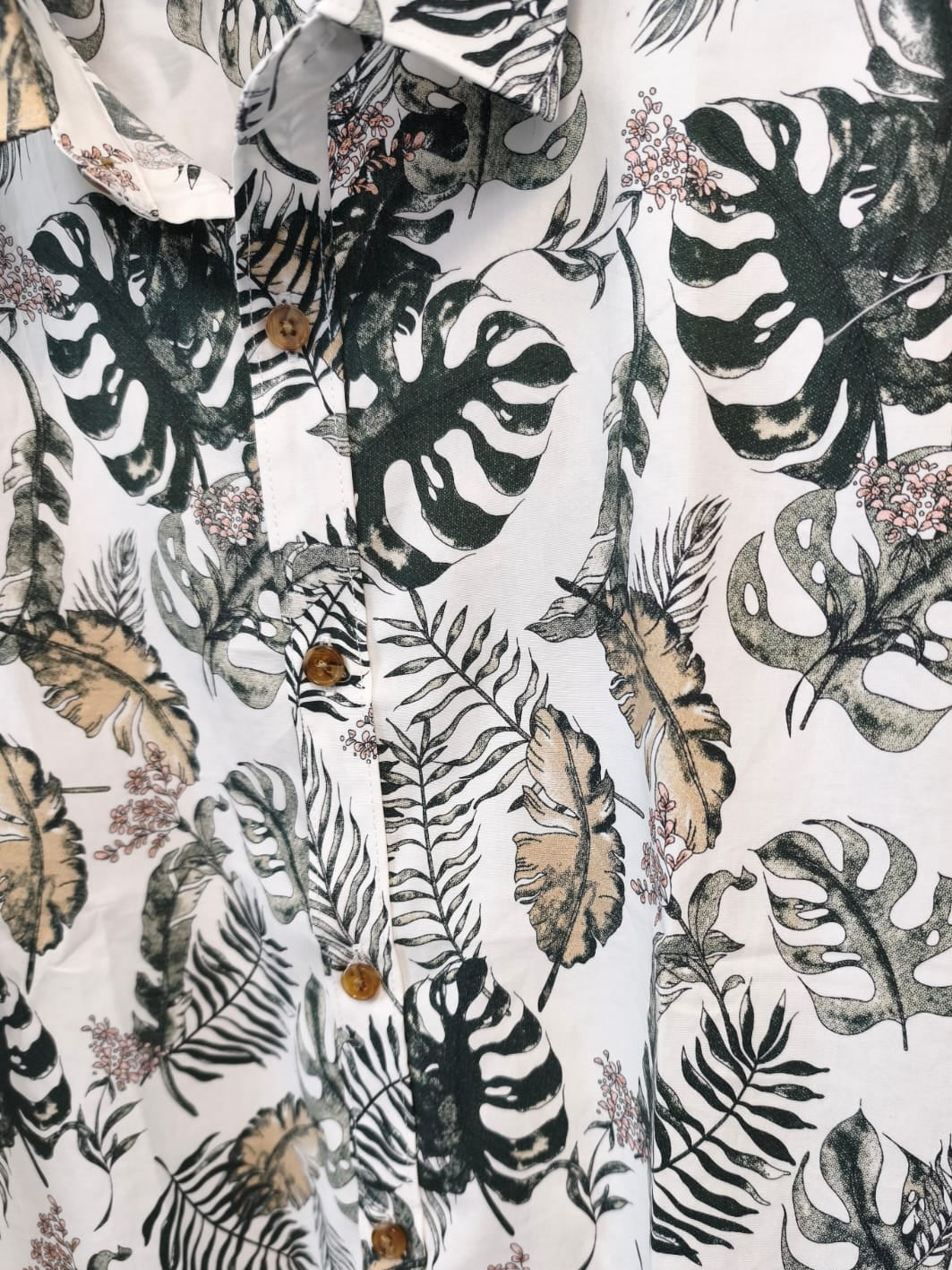 Herren-Hemd langärmlig, weiß mit floralem Design