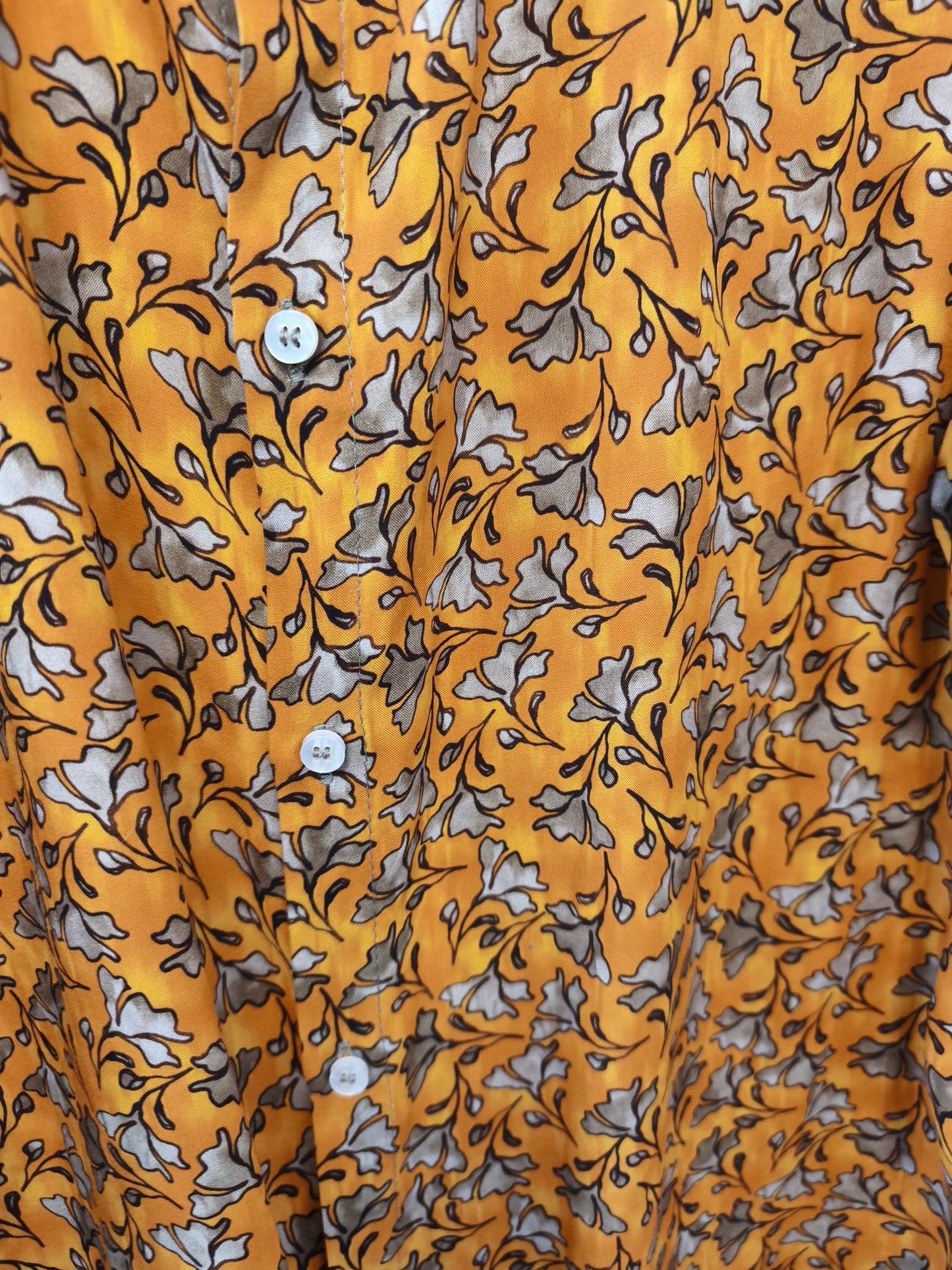 Langarm-Herrenhemd mit Kragen, orange/hellbraun mit floralem Muster