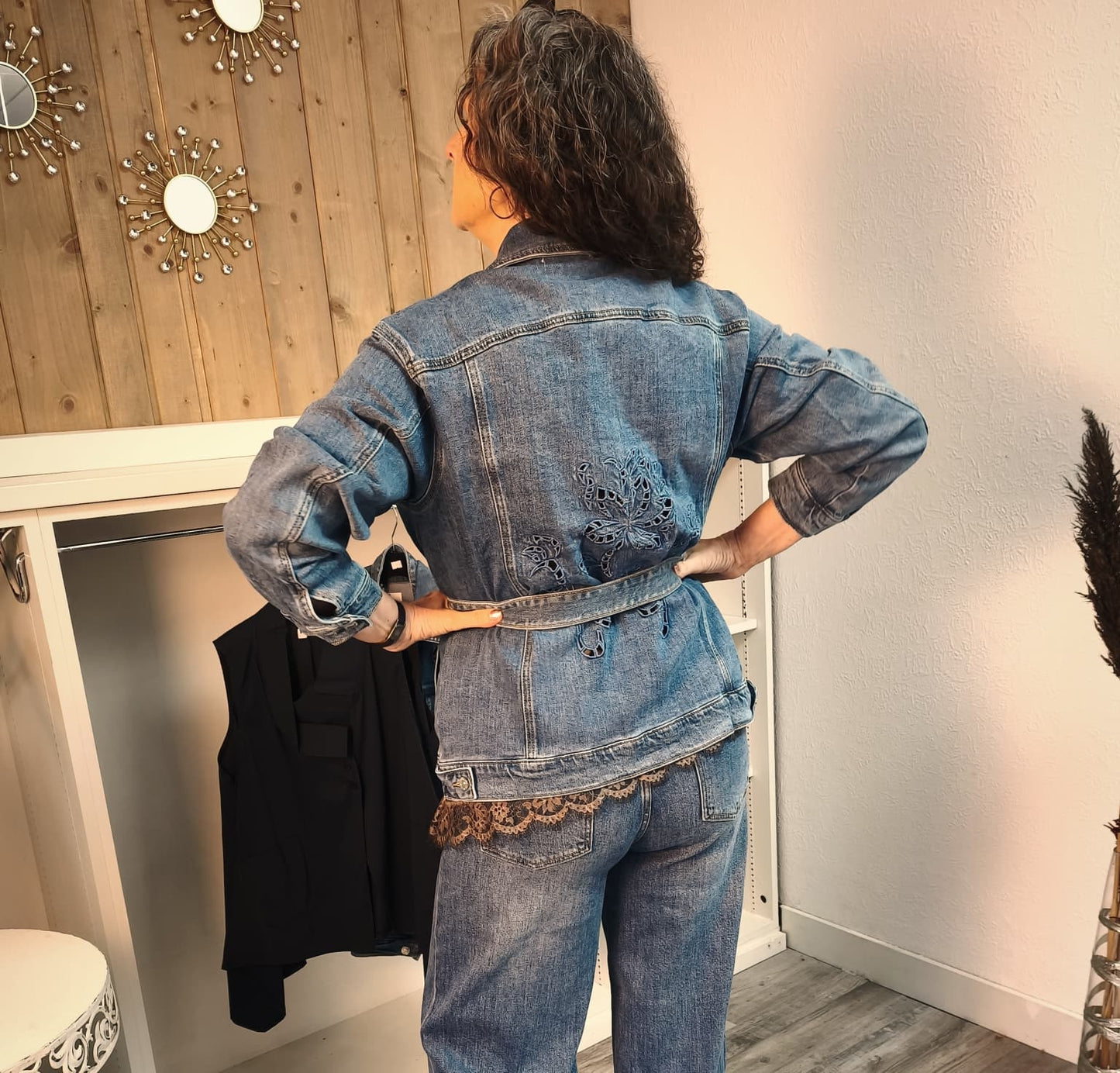 Jeans-Jacke mit floralen CUT-OUTS