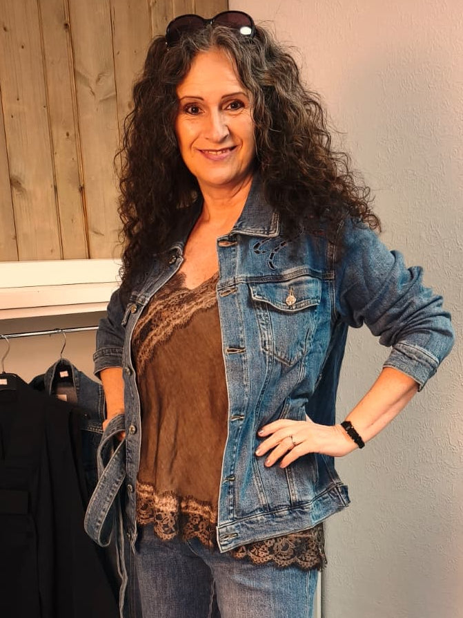 Jeans-Jacke mit floralen CUT-OUTS