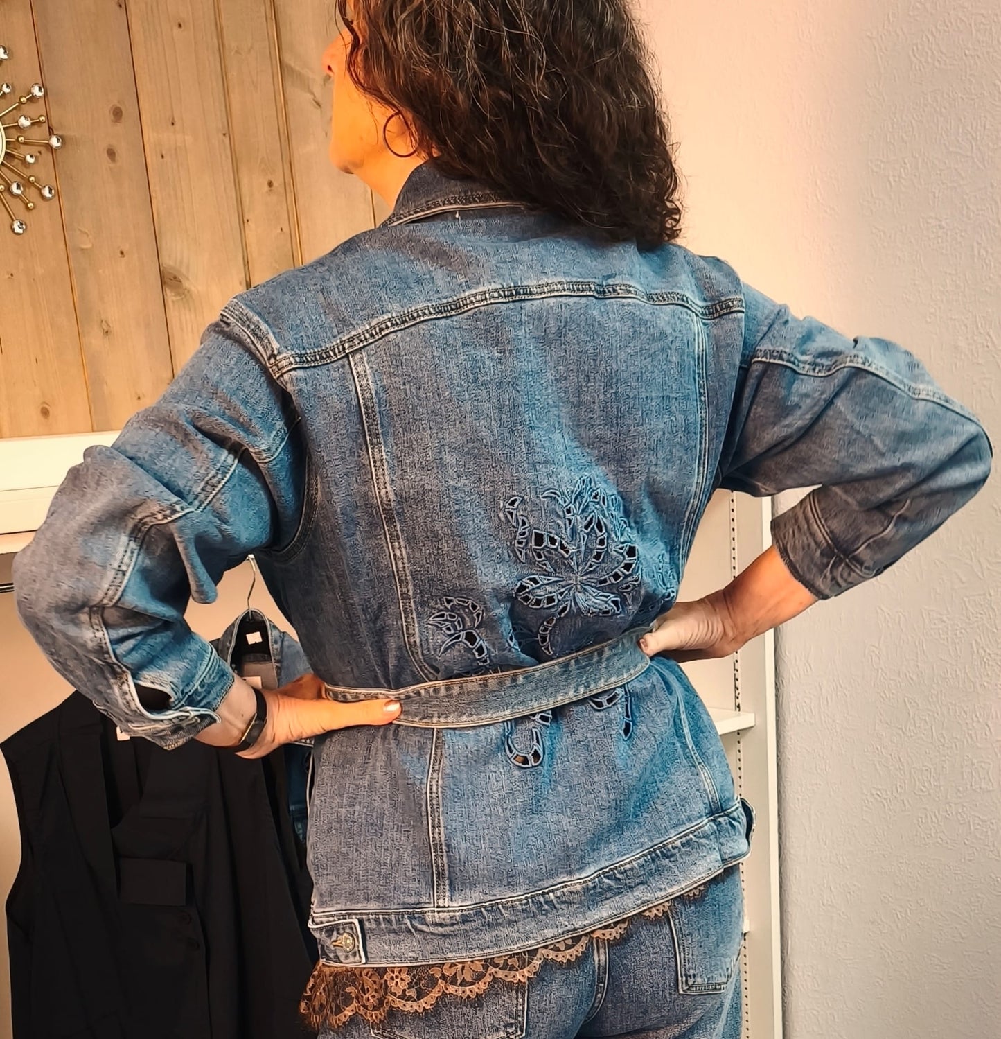 Jeans-Jacke mit floralen CUT-OUTS