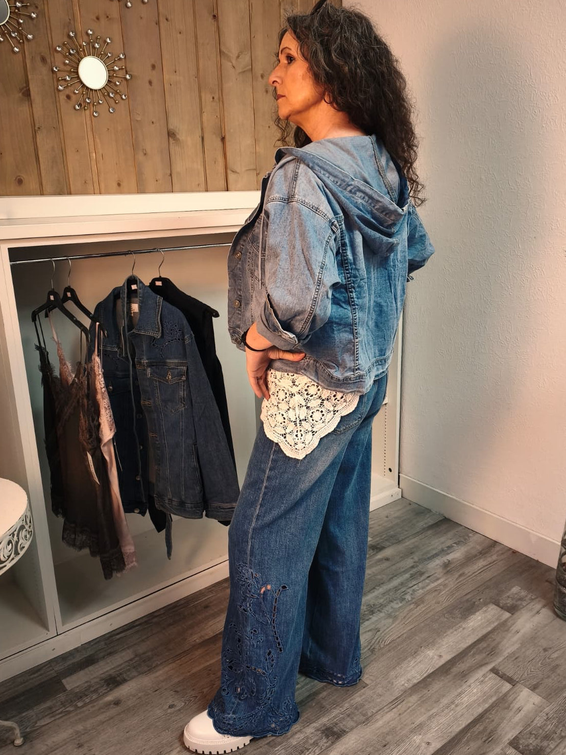 Wide-Leg-Jeans mit floralen CUT-OUTS