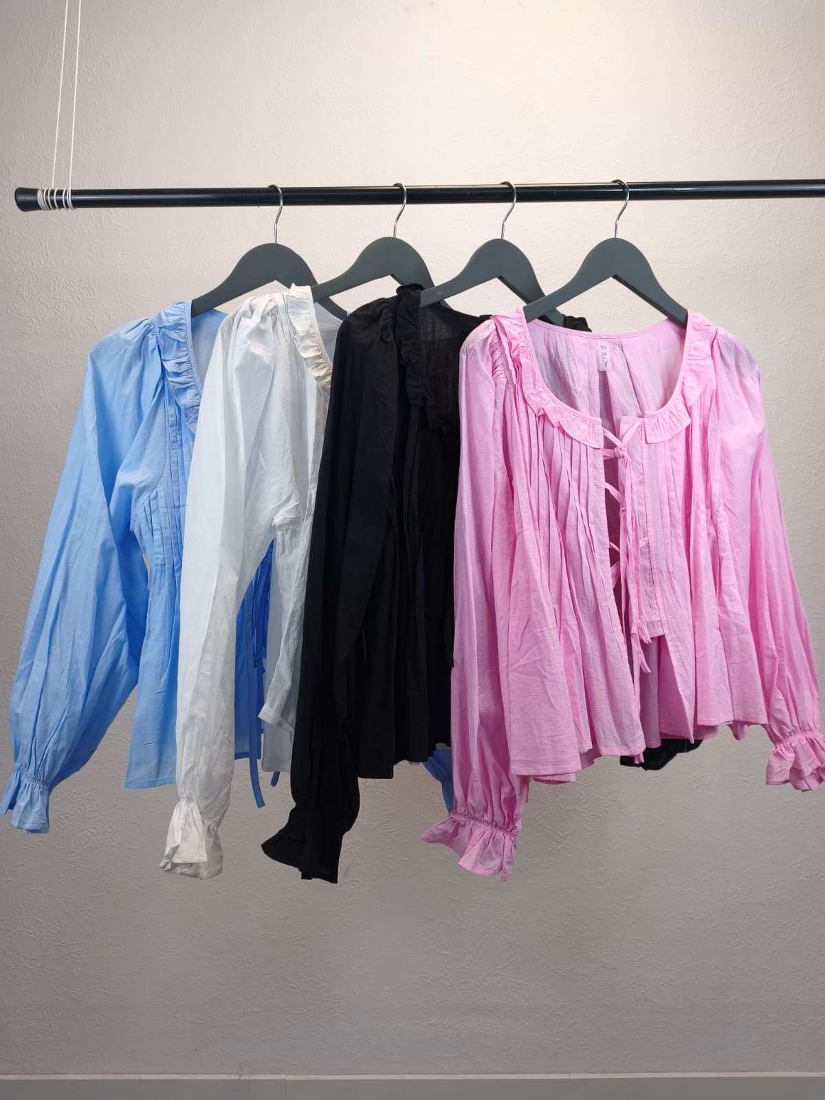 Bluse mit Schleifchen und Rüschenoptik