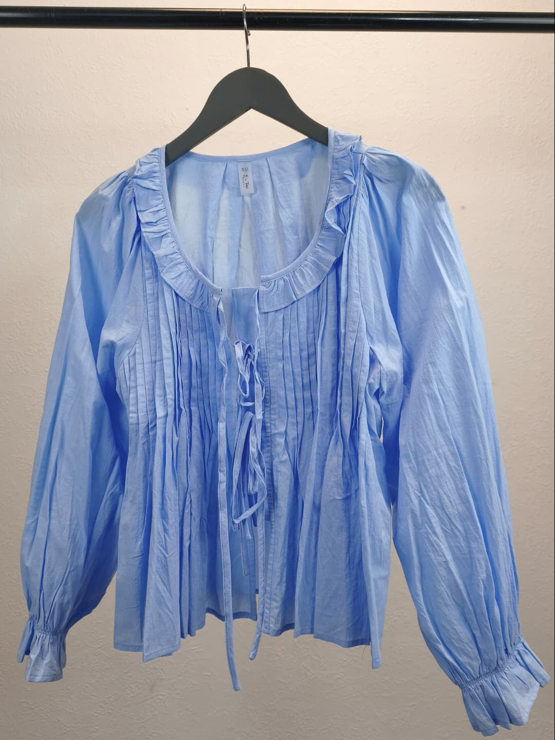 Bluse mit Schleifchen und Rüschenoptik