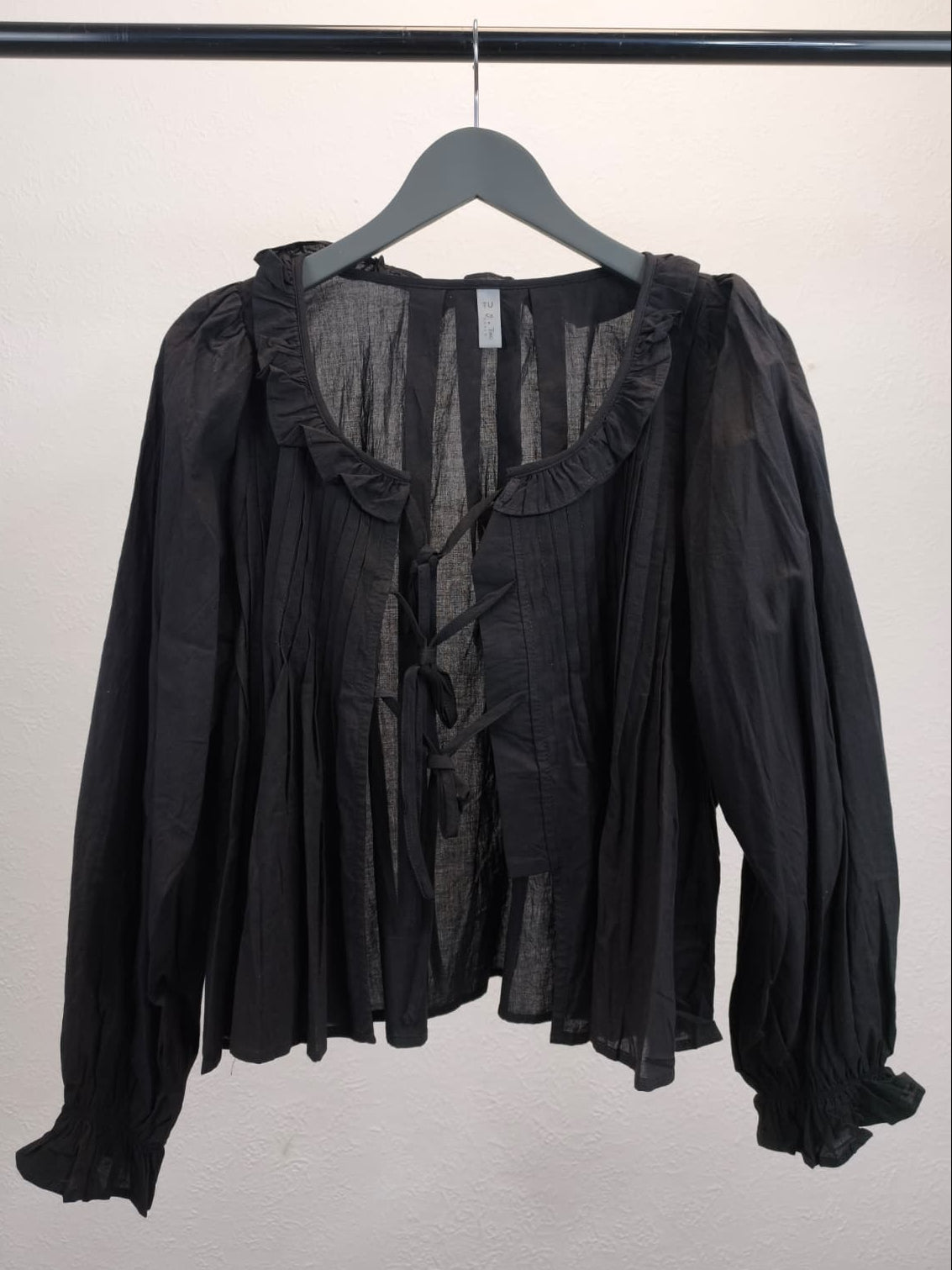 Bluse mit Schleifchen und Rüschenoptik