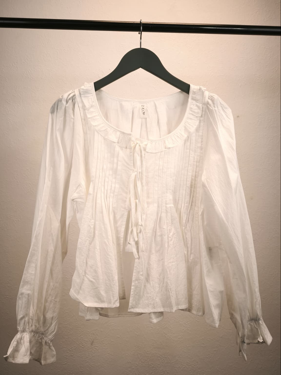 Bluse mit Schleifchen und Rüschenoptik