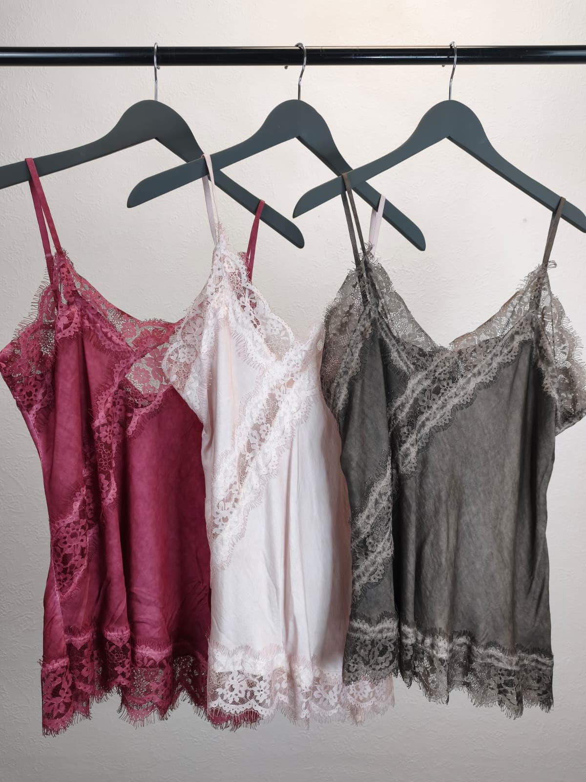 Spitzentop mit asymmetrischem Schnitt