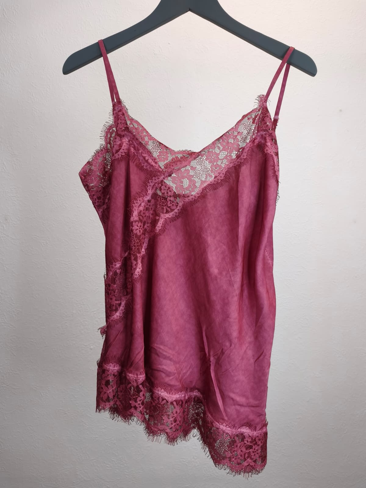 Spitzentop mit asymmetrischem Schnitt