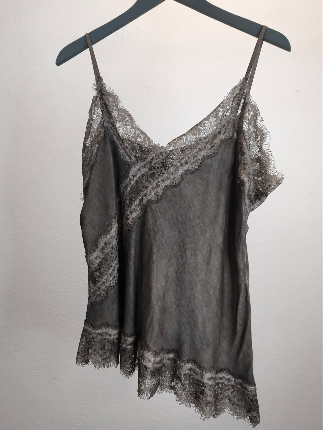 Spitzentop mit asymmetrischem Schnitt