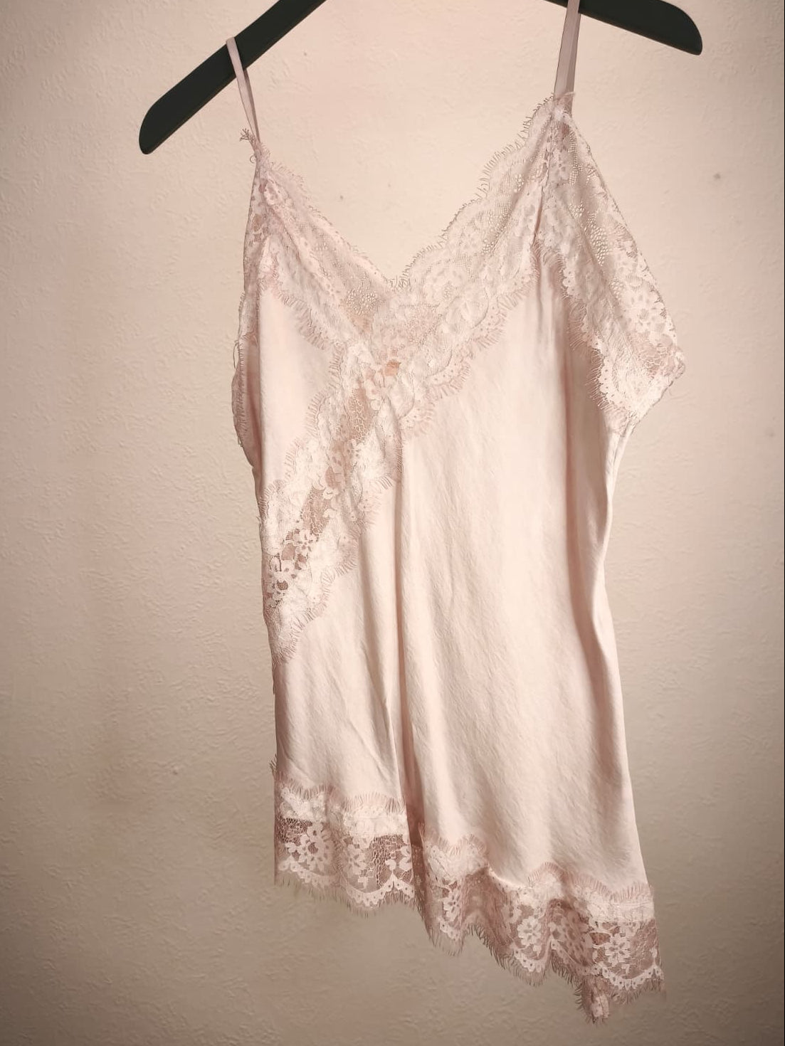 Spitzentop mit asymmetrischem Schnitt