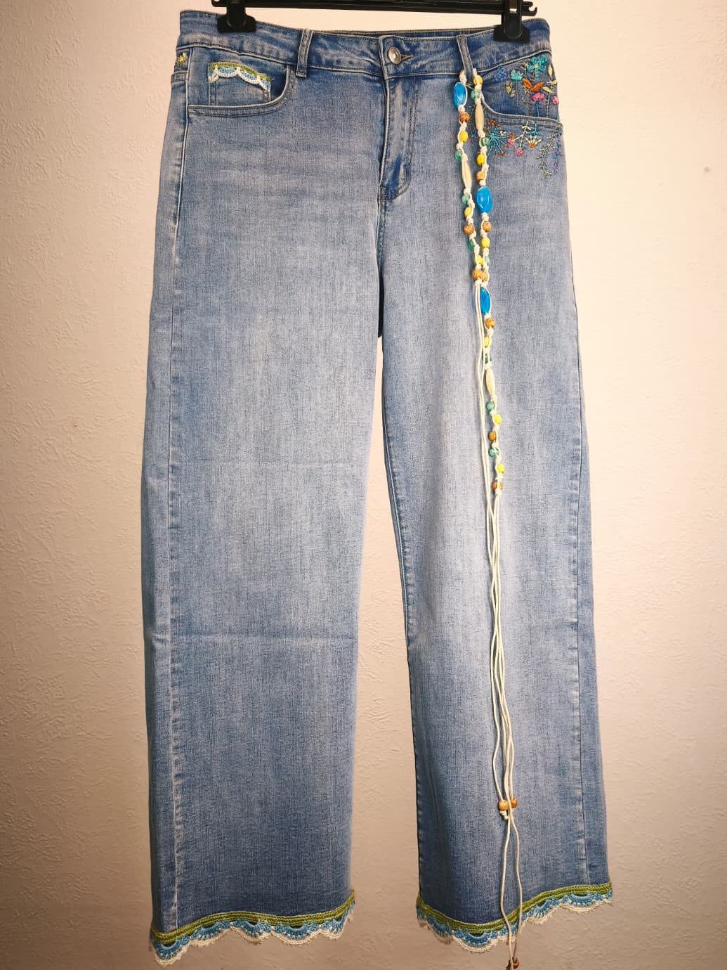 Wide-Leg-Jeans mit farbigen Stickereien