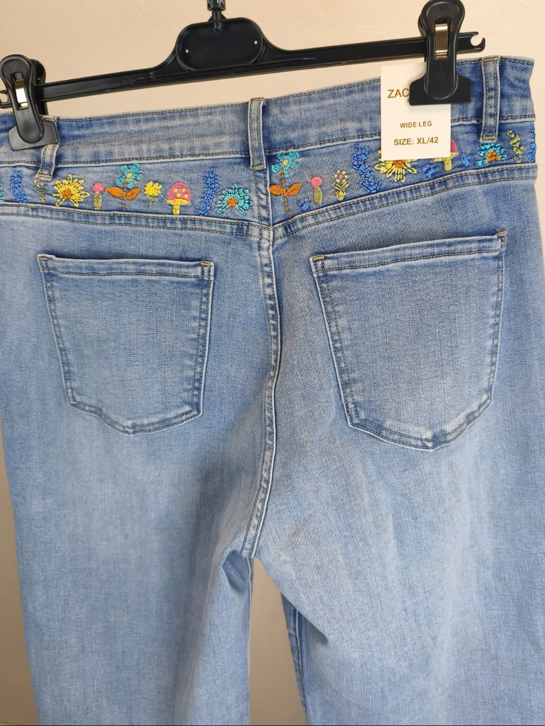 Wide-Leg-Jeans mit farbigen Stickereien