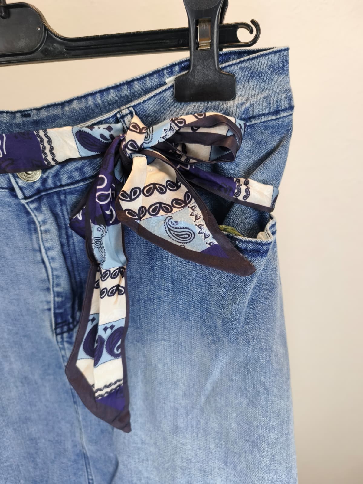 Jeans-Rock mit Perlengürtel