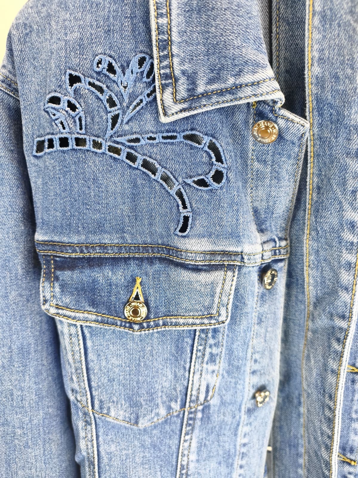 Jeans-Jacke mit floralen CUT-OUTS