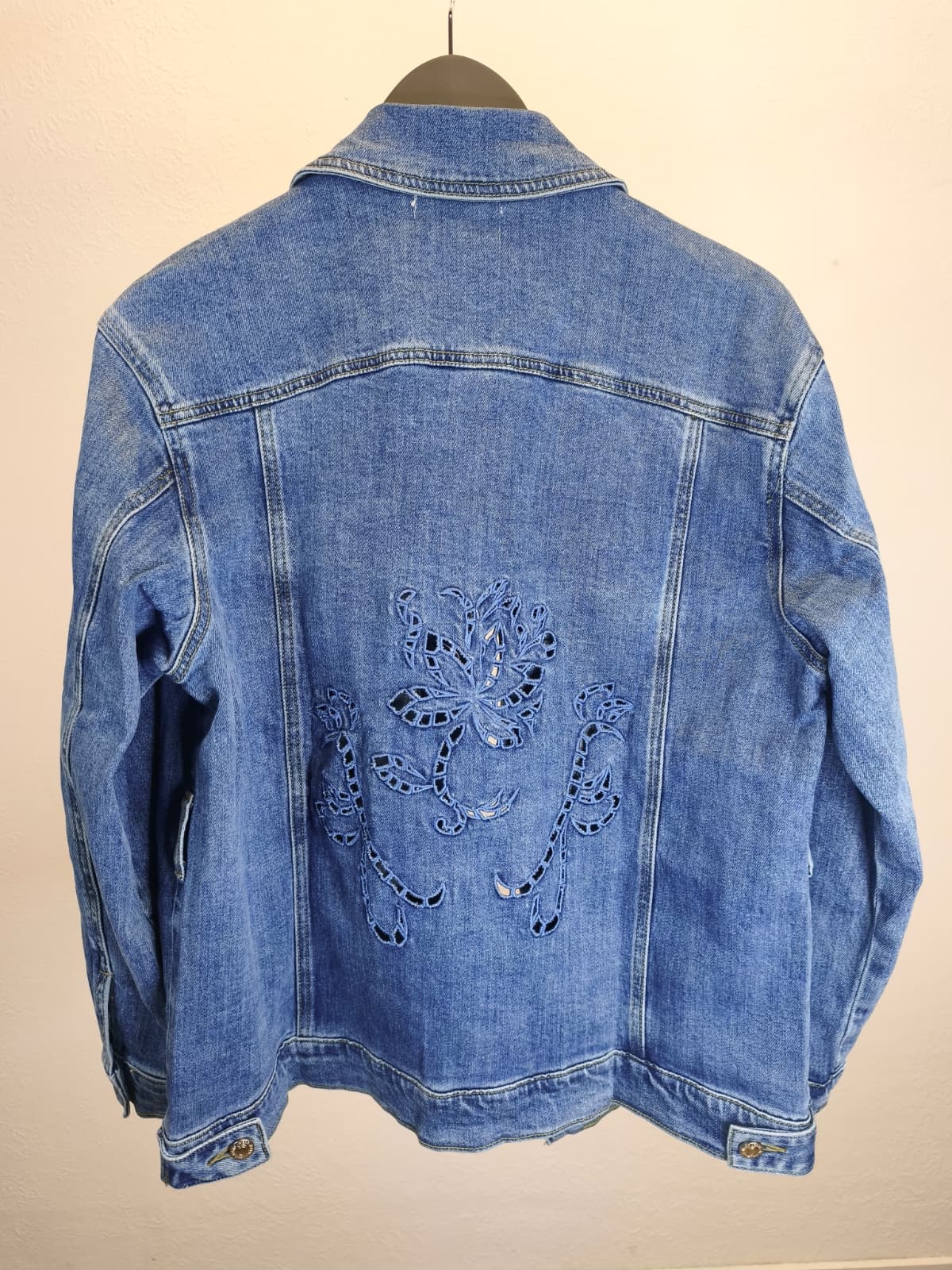 Jeans-Jacke mit floralen CUT-OUTS