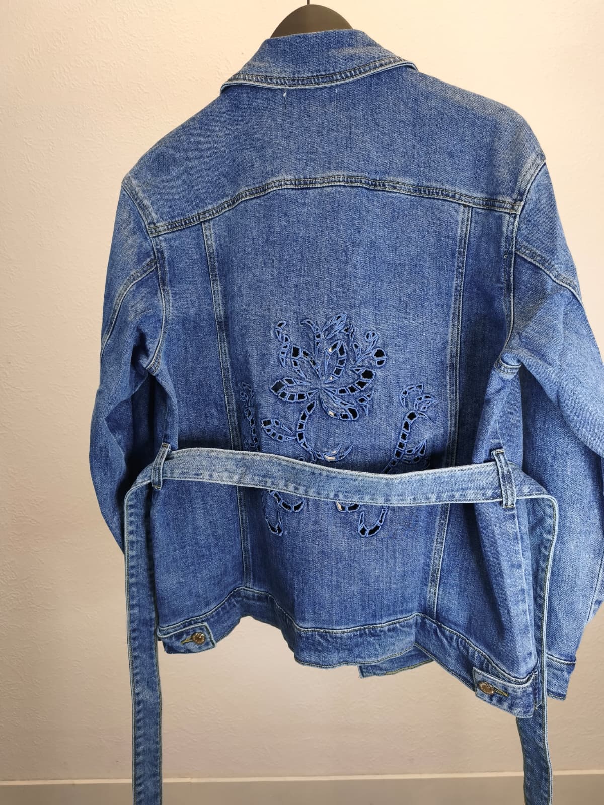 Jeans-Jacke mit floralen CUT-OUTS