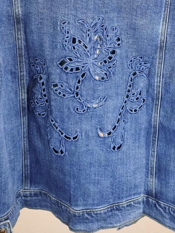 Jeans-Jacke mit floralen CUT-OUTS
