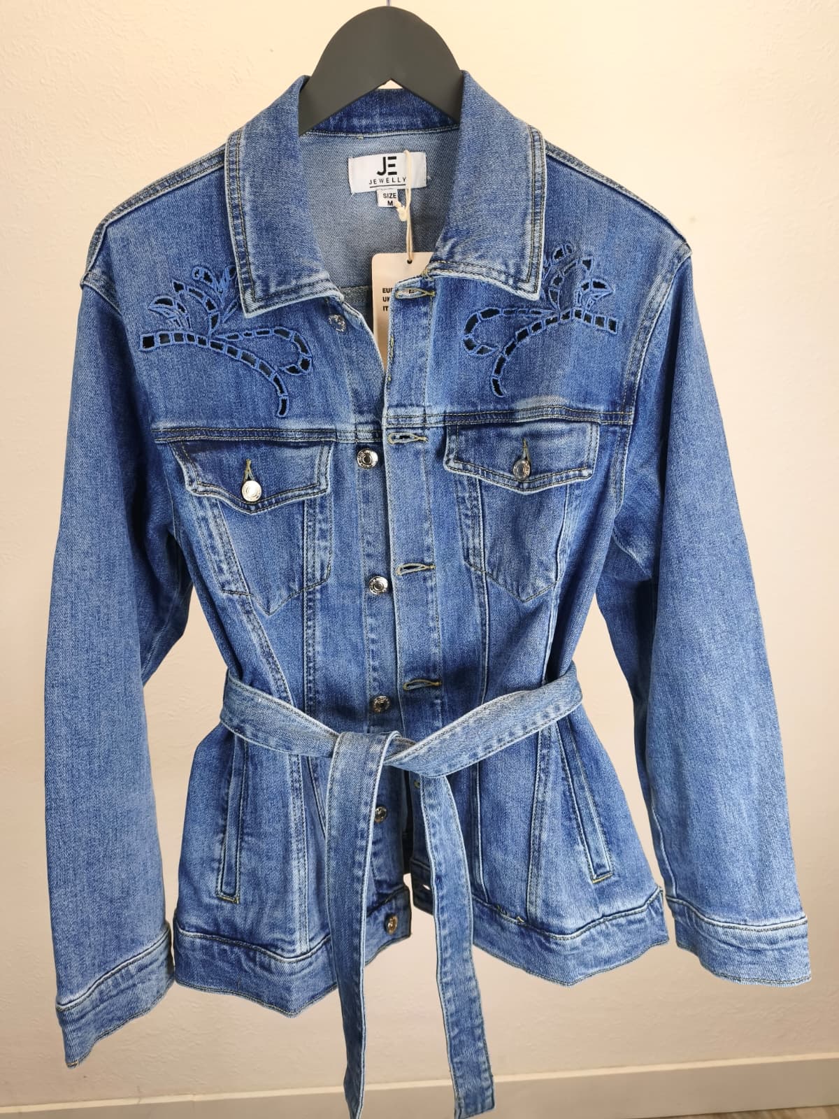 Jeans-Jacke mit floralen CUT-OUTS