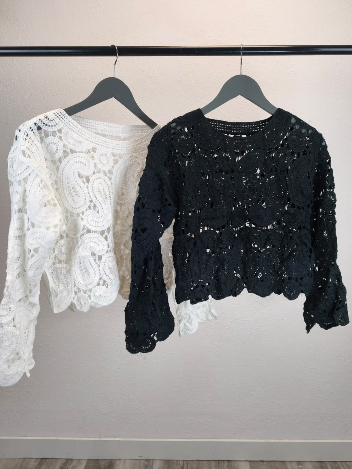 Kurzer Lochstrick-Pulli