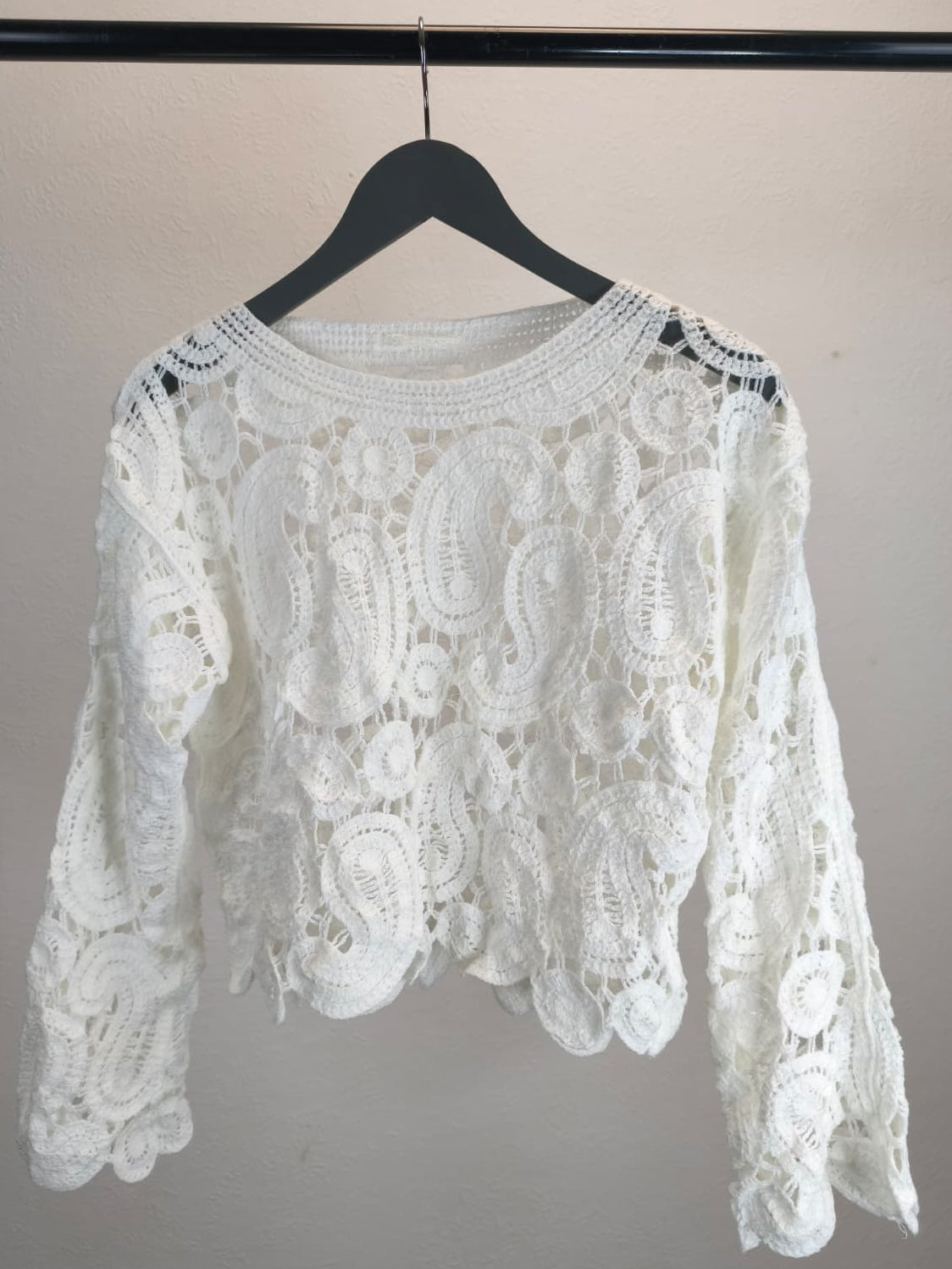 Kurzer Lochstrick-Pulli