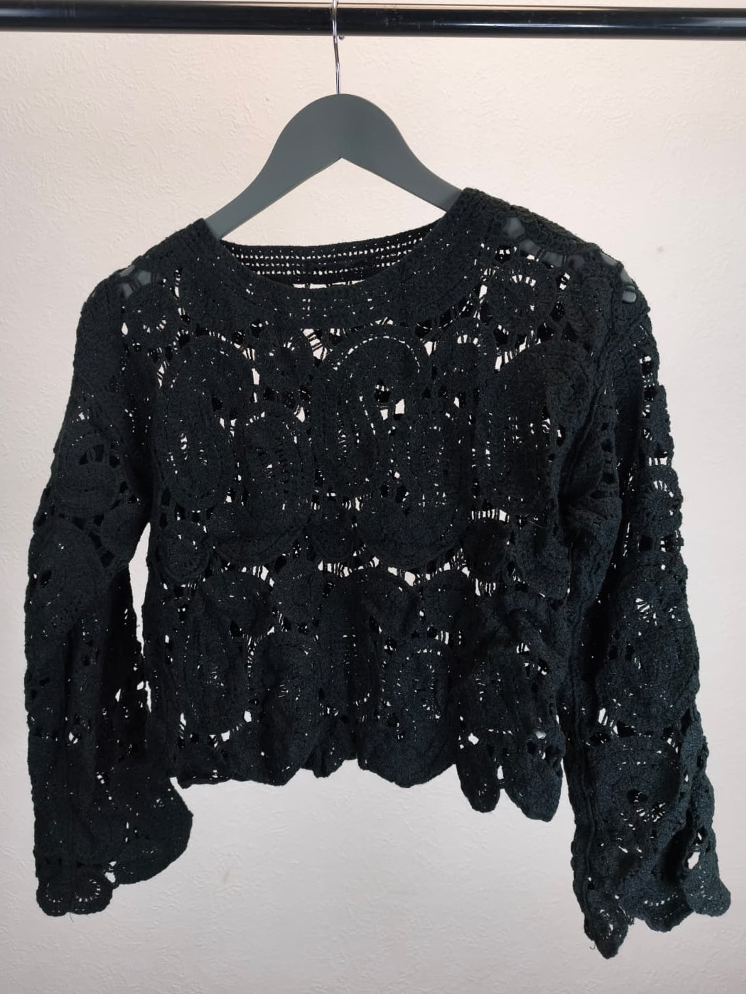 Kurzer Lochstrick-Pulli