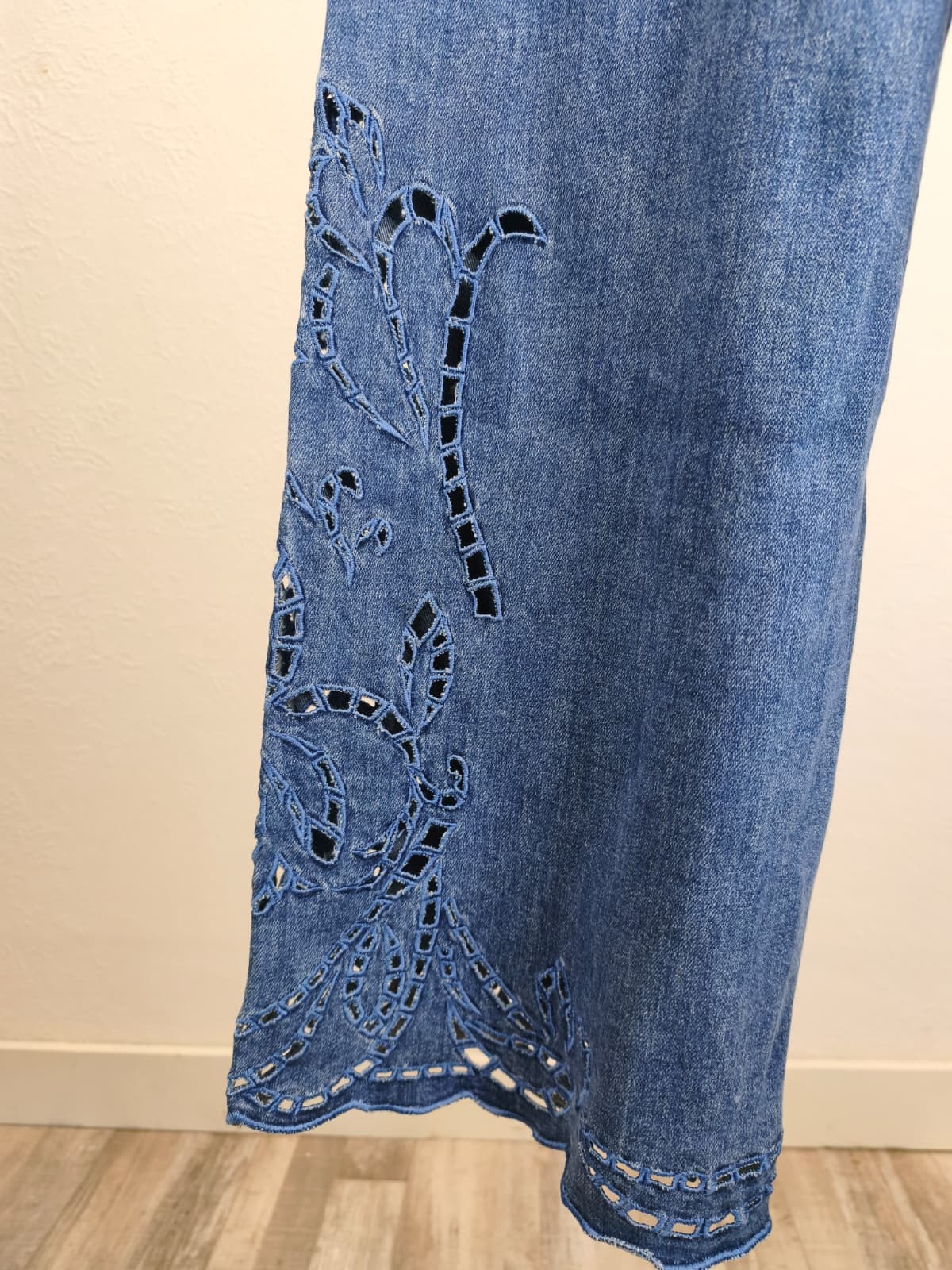 Wide-Leg-Jeans mit floralen CUT-OUTS