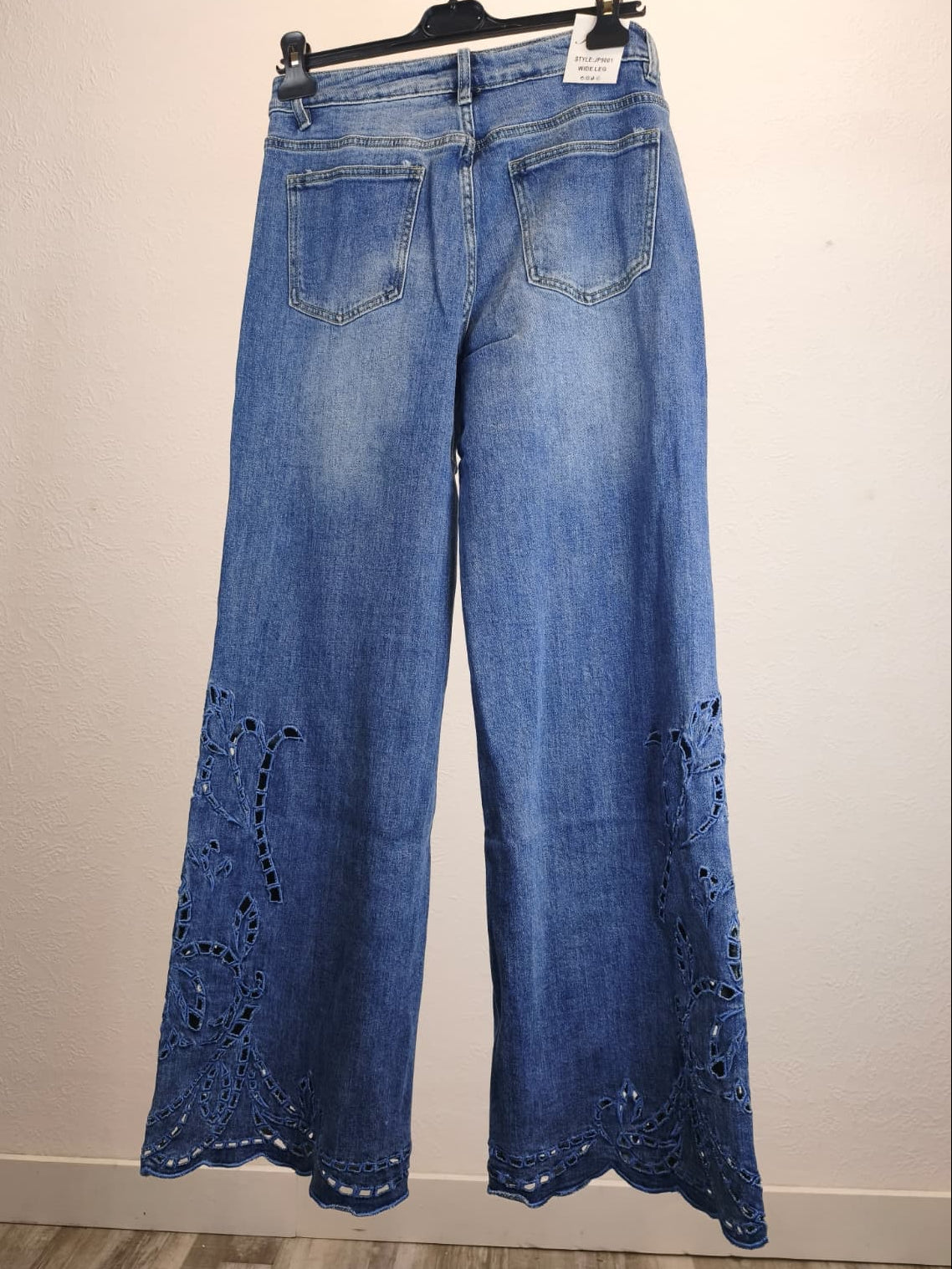Wide-Leg-Jeans mit floralen CUT-OUTS