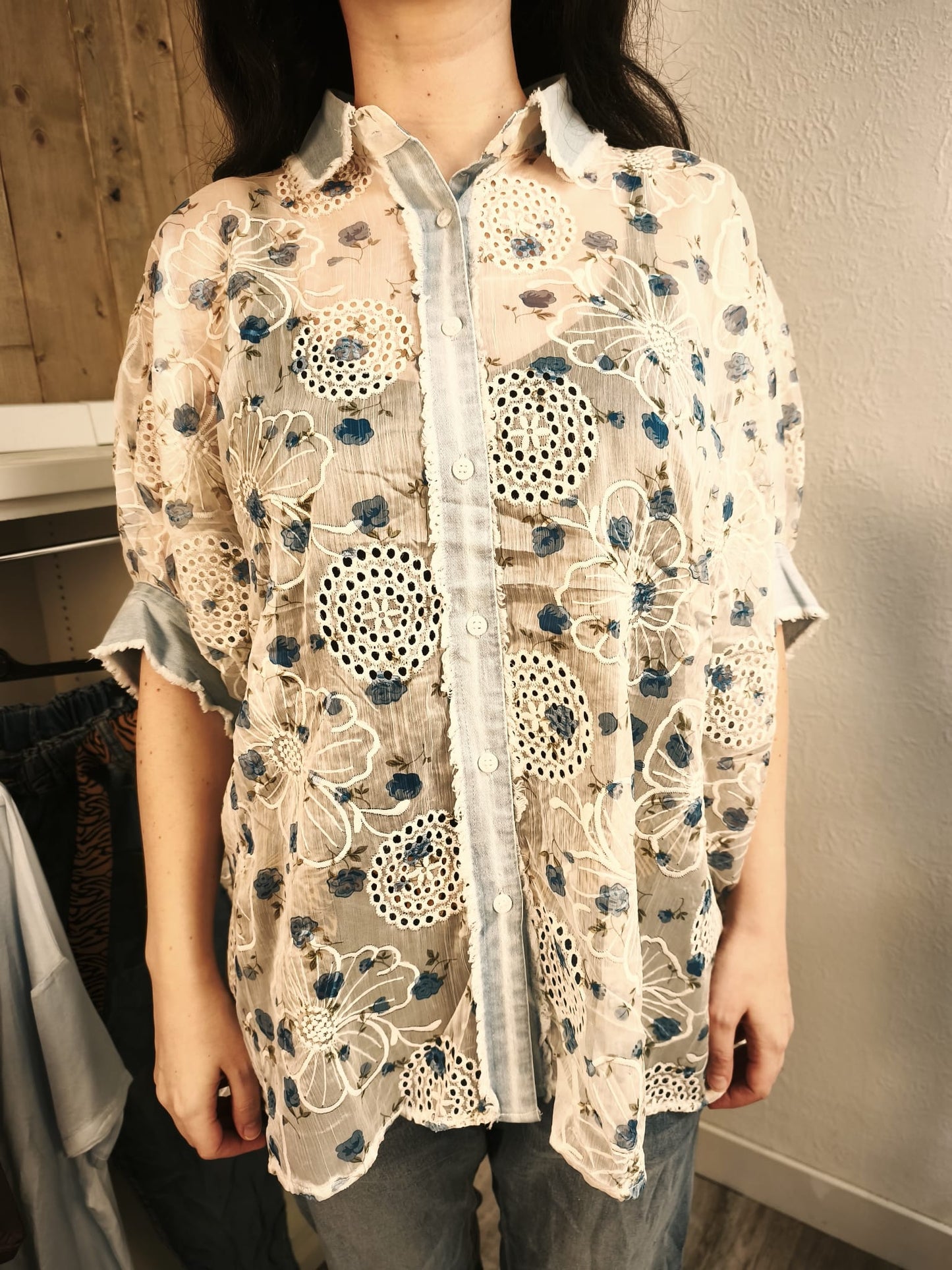 Bluse kurzärmlig weiß durchsichtig, mit floralen Stickereien, oversized