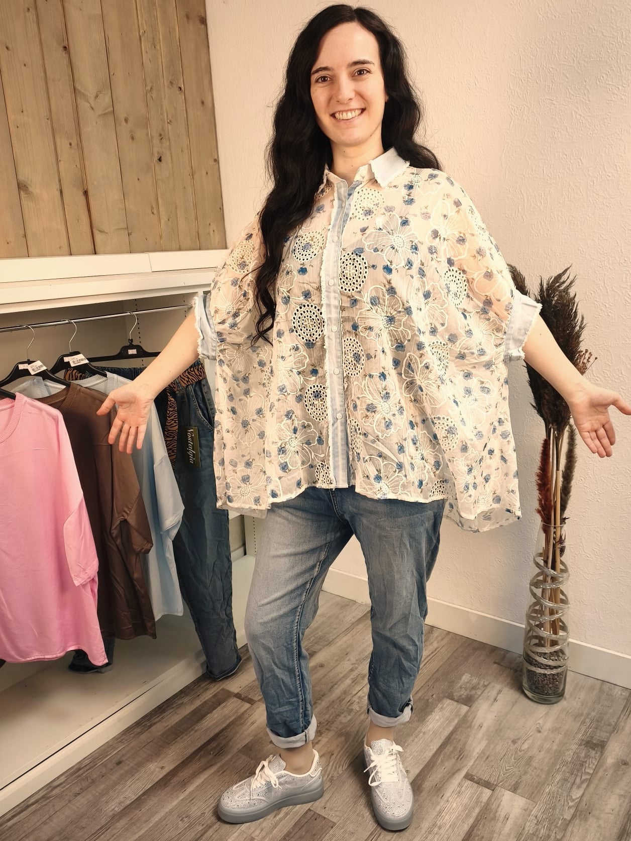Bluse kurzärmlig weiß durchsichtig, mit floralen Stickereien, oversized