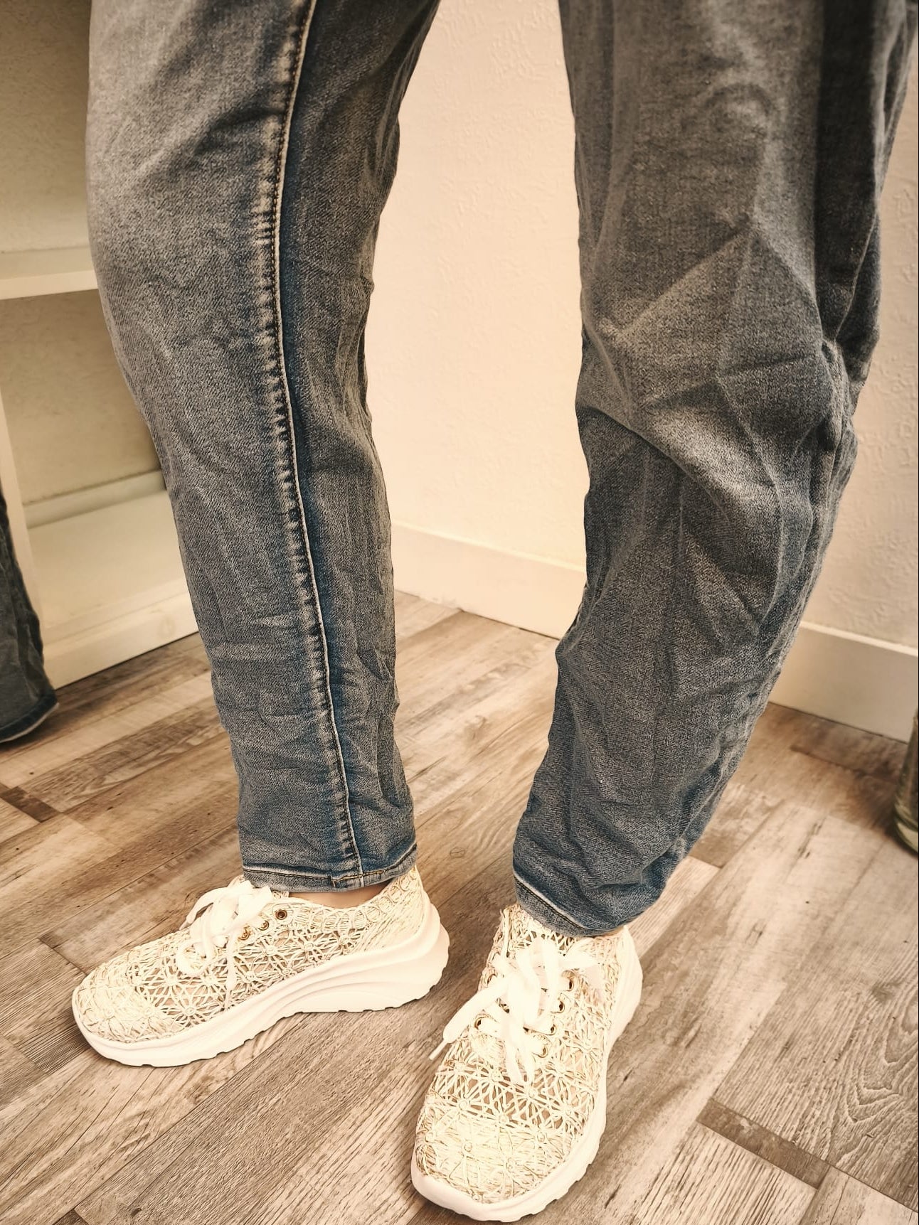 Jeans mit Gummibund und Gürtel, Knitteroptik, sehr stretchig