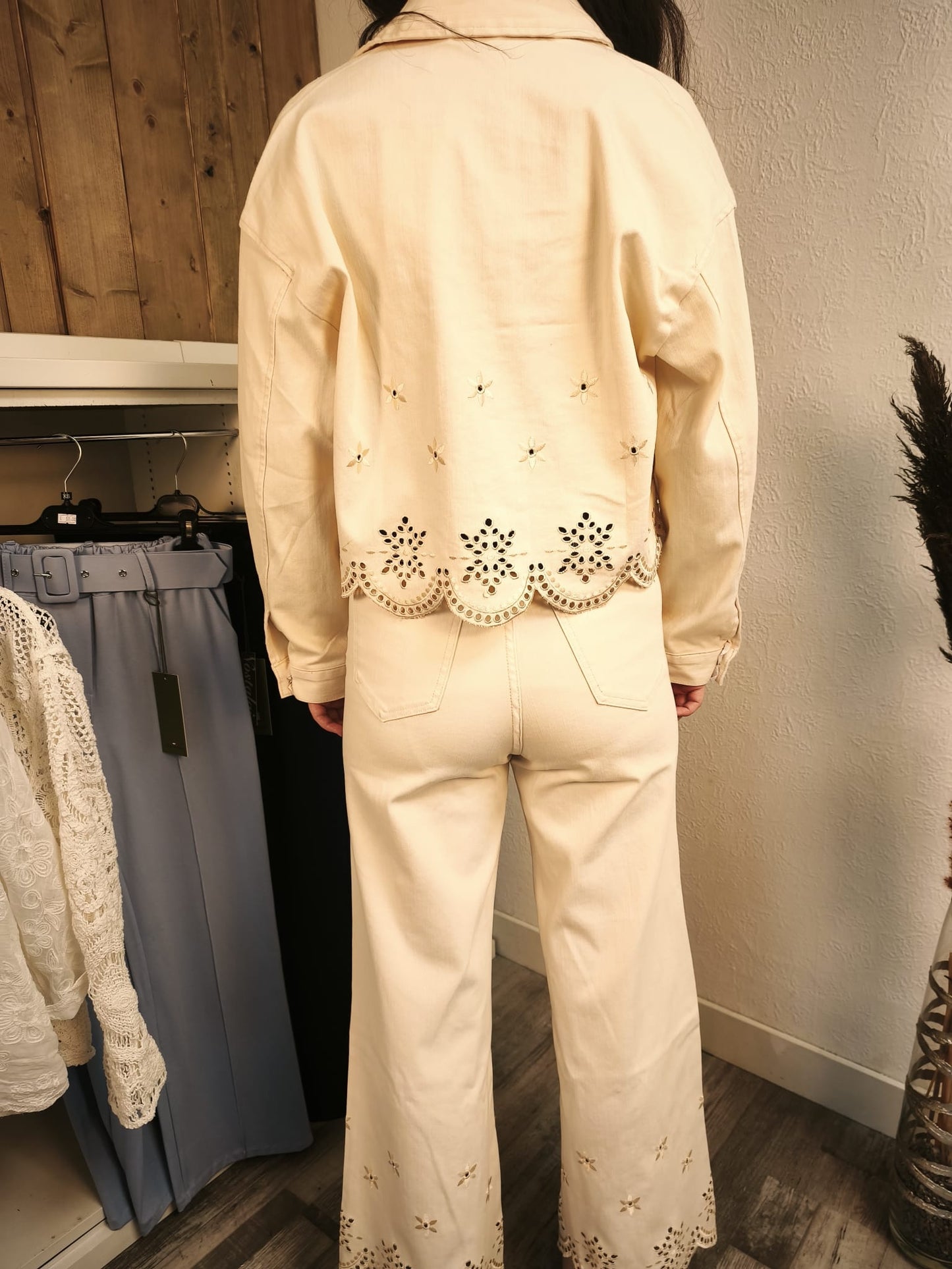 Kurze Jeansjacke mit Spitzendetails, buttermilchgelb